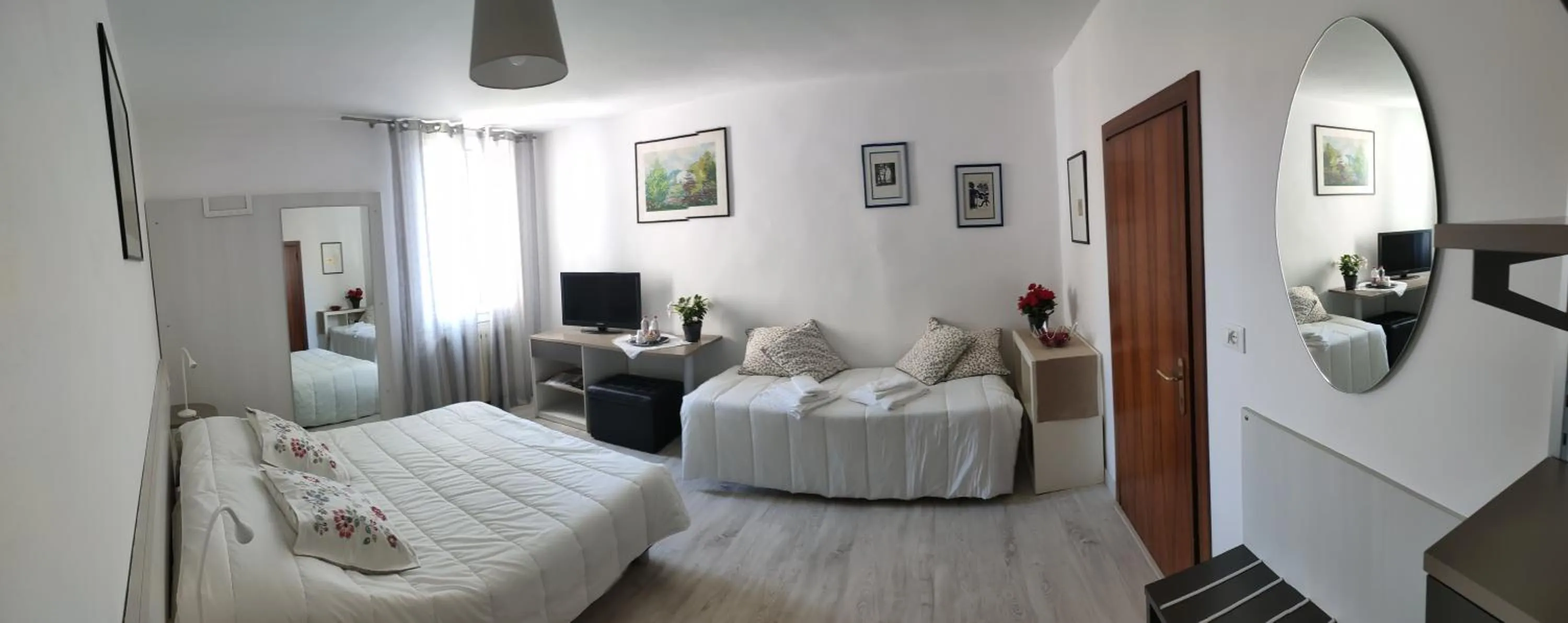 Photo of the whole room in Venice Home