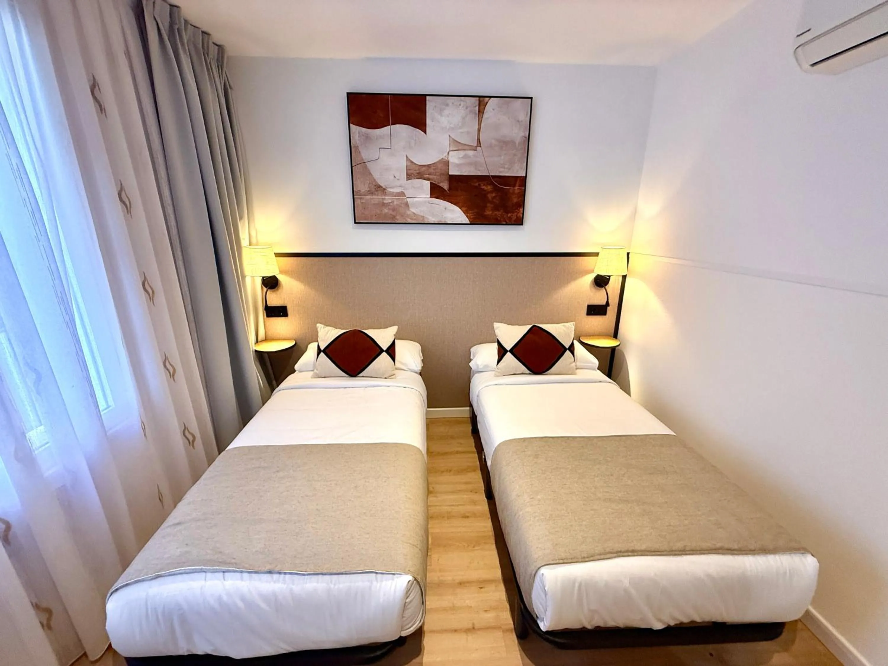 Photo of the whole room, Bed in Mucho Madrid