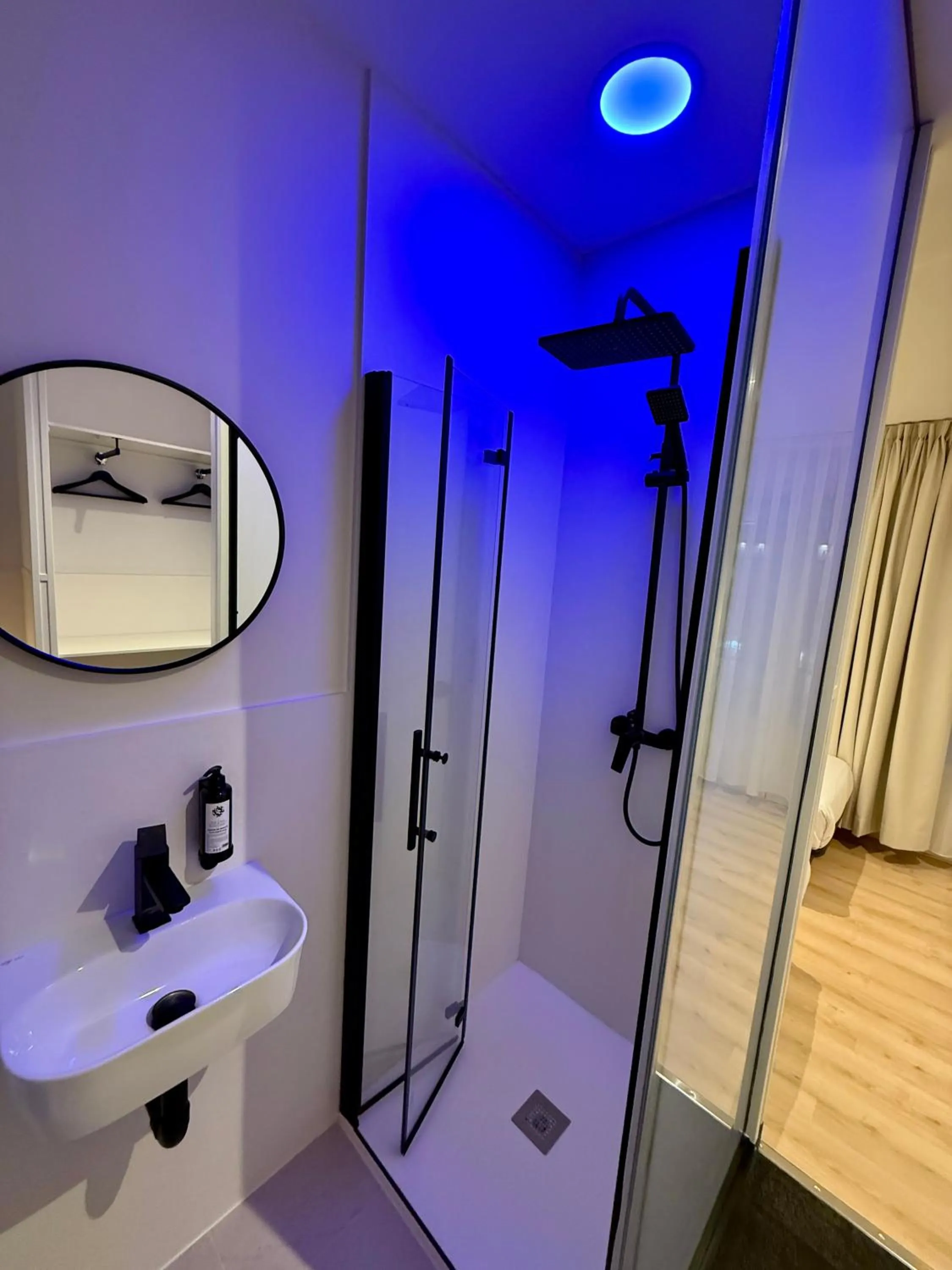 Shower in Mucho Madrid