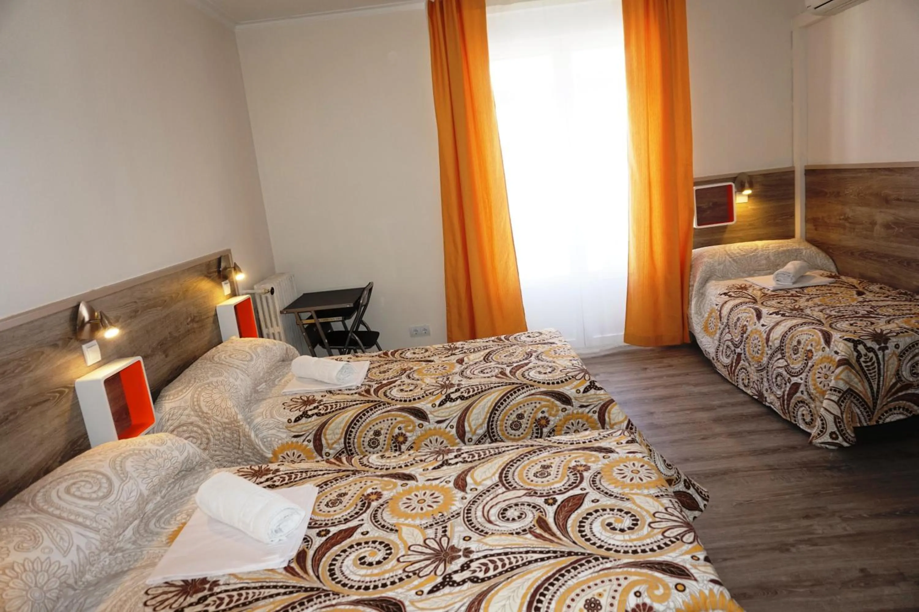  Bed in 4-Bed Mixed Dormitory Room with Shared Bathroom in Mucho Madrid
