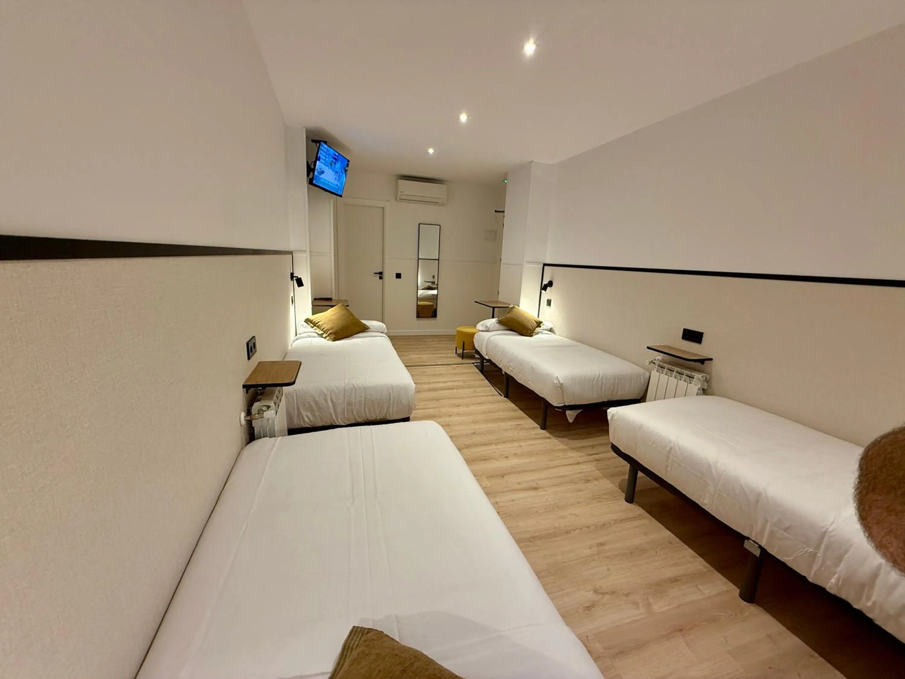 Photo of the whole room, Bed in Mucho Madrid