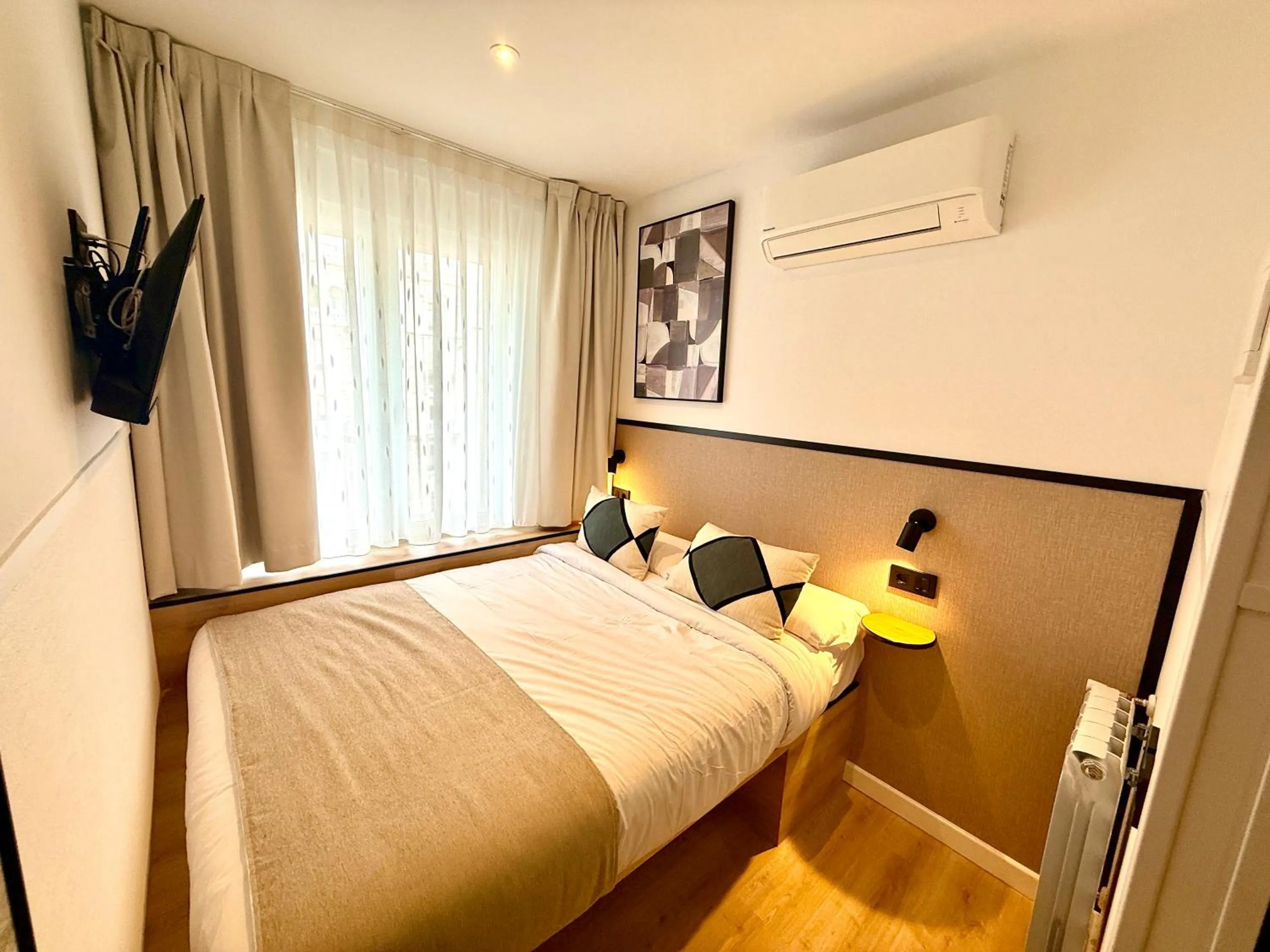 Photo of the whole room, Bed in Mucho Madrid