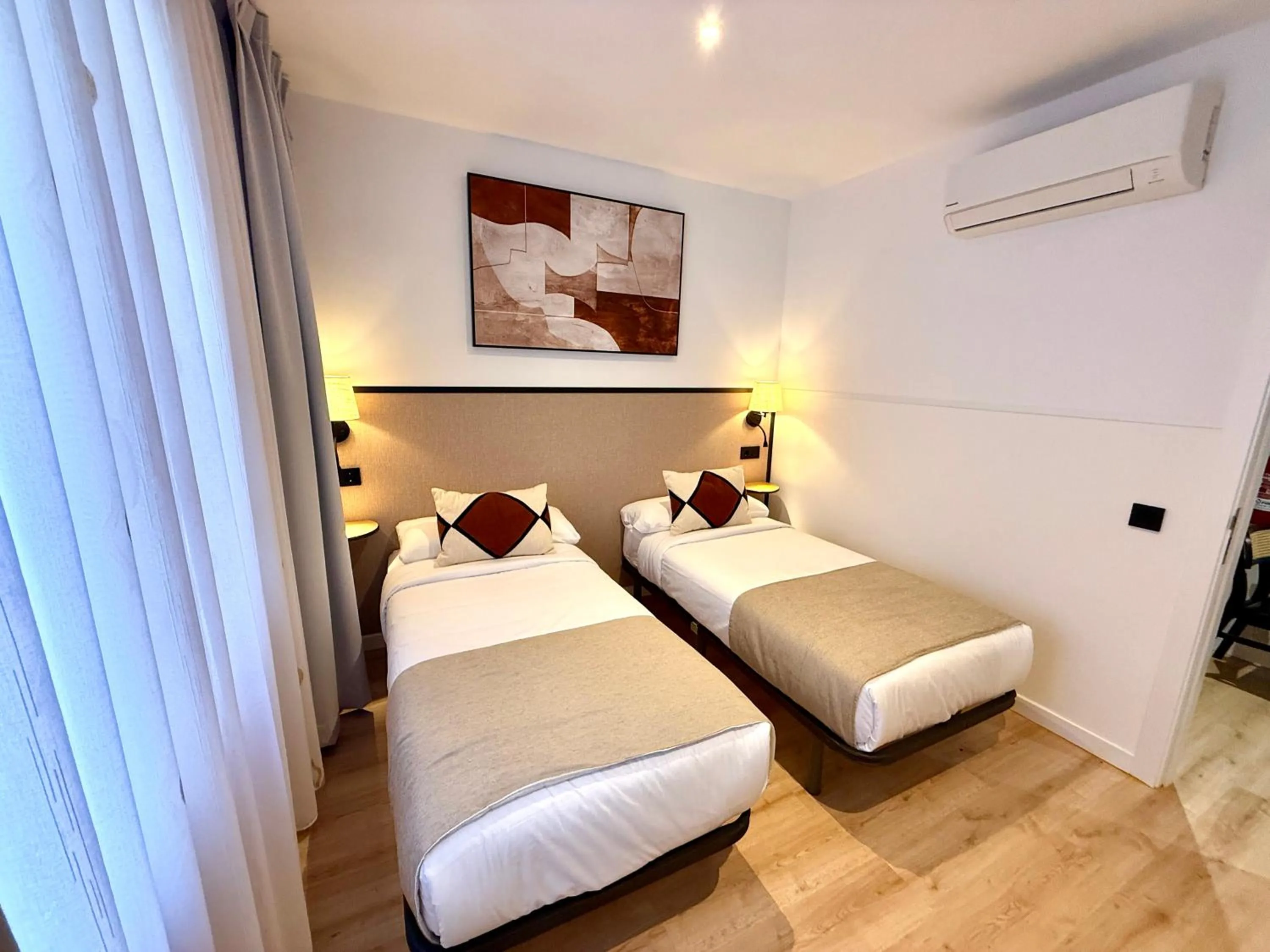 Photo of the whole room, Bed in Mucho Madrid