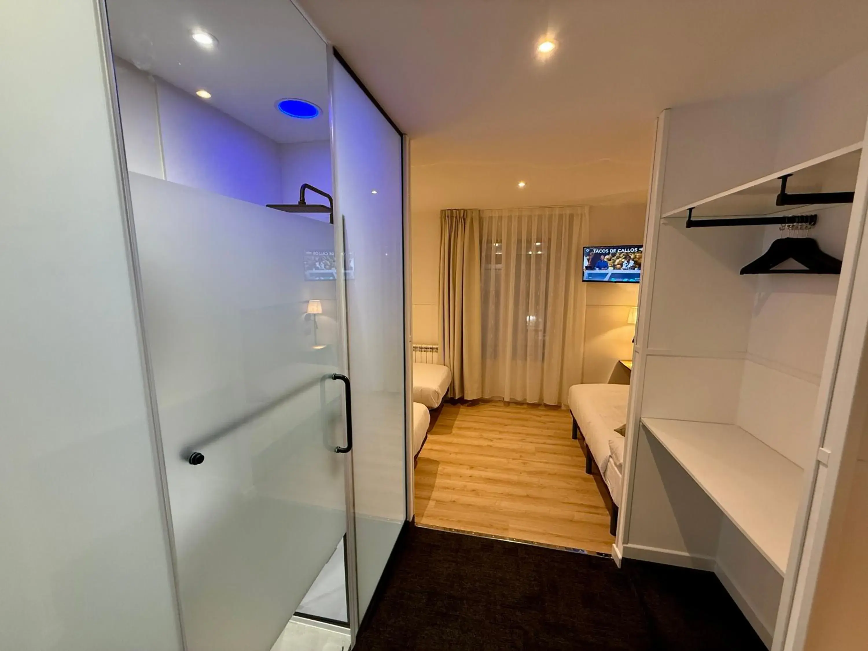 Triple Room with Balcony and Views in Mucho Madrid Triple Room with Balcony and Views in Mucho Madrid