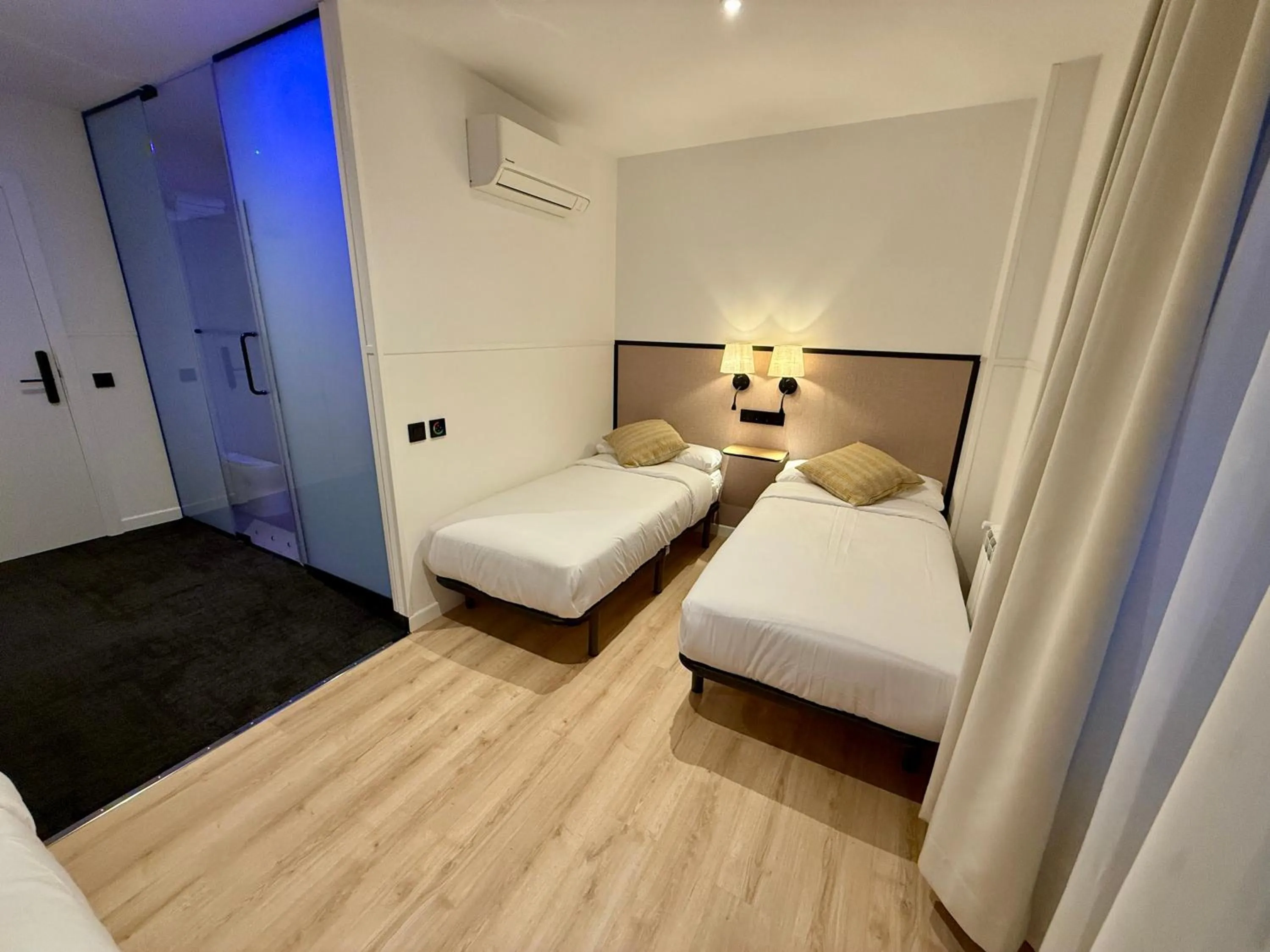 Photo of the whole room, Bed in Mucho Madrid