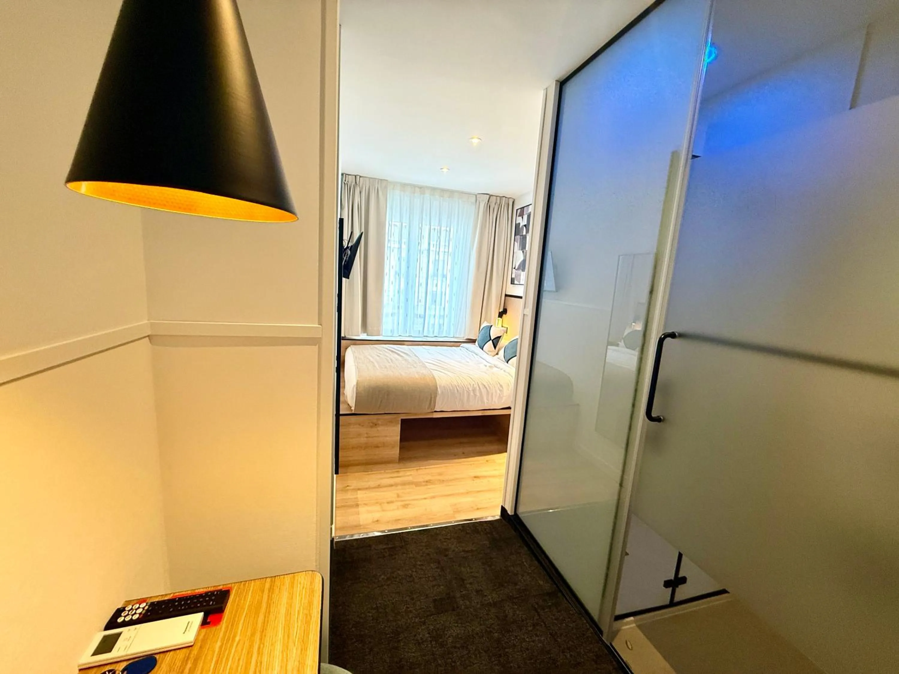 Photo of the whole room, Bed in Mucho Madrid