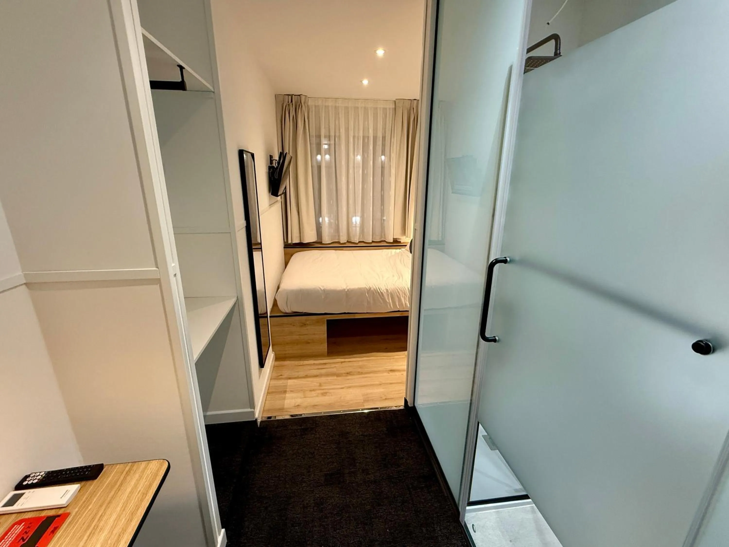 Photo of the whole room, Bed in Mucho Madrid