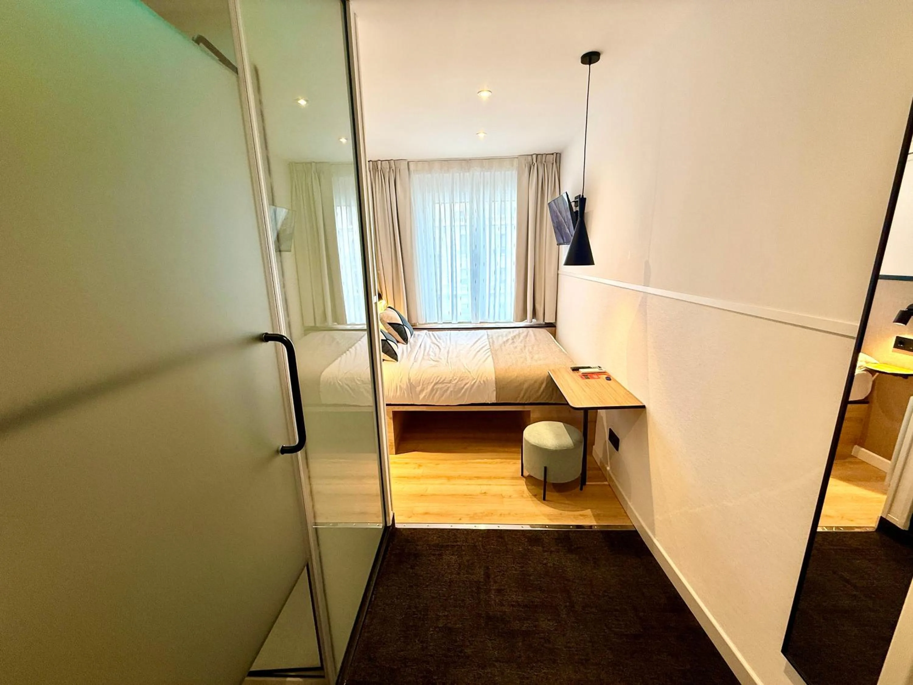 Photo of the whole room, Bed in Mucho Madrid