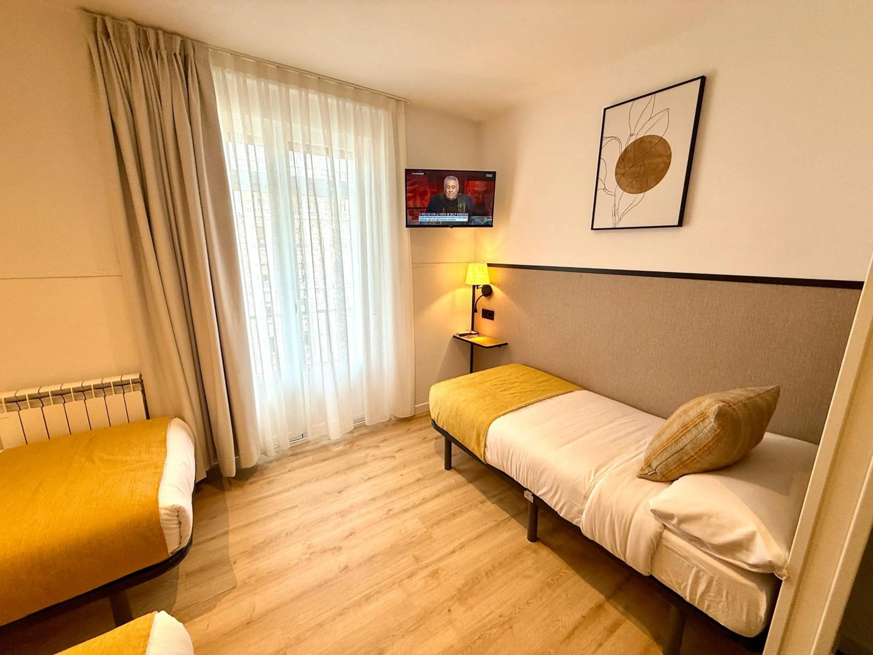 Photo of the whole room, Bed in Mucho Madrid