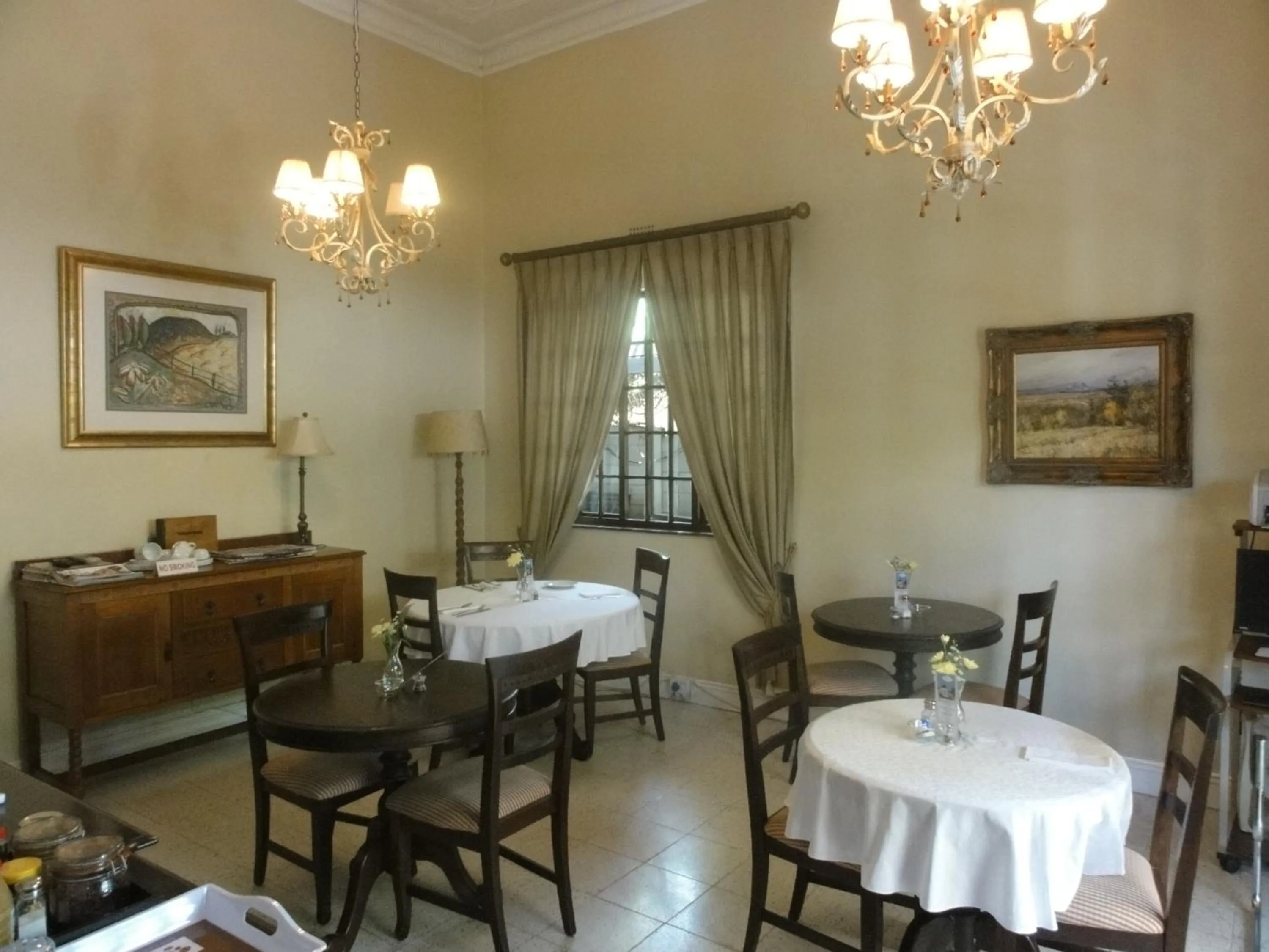 Communal lounge/ TV room in Melville Turret Guesthouse