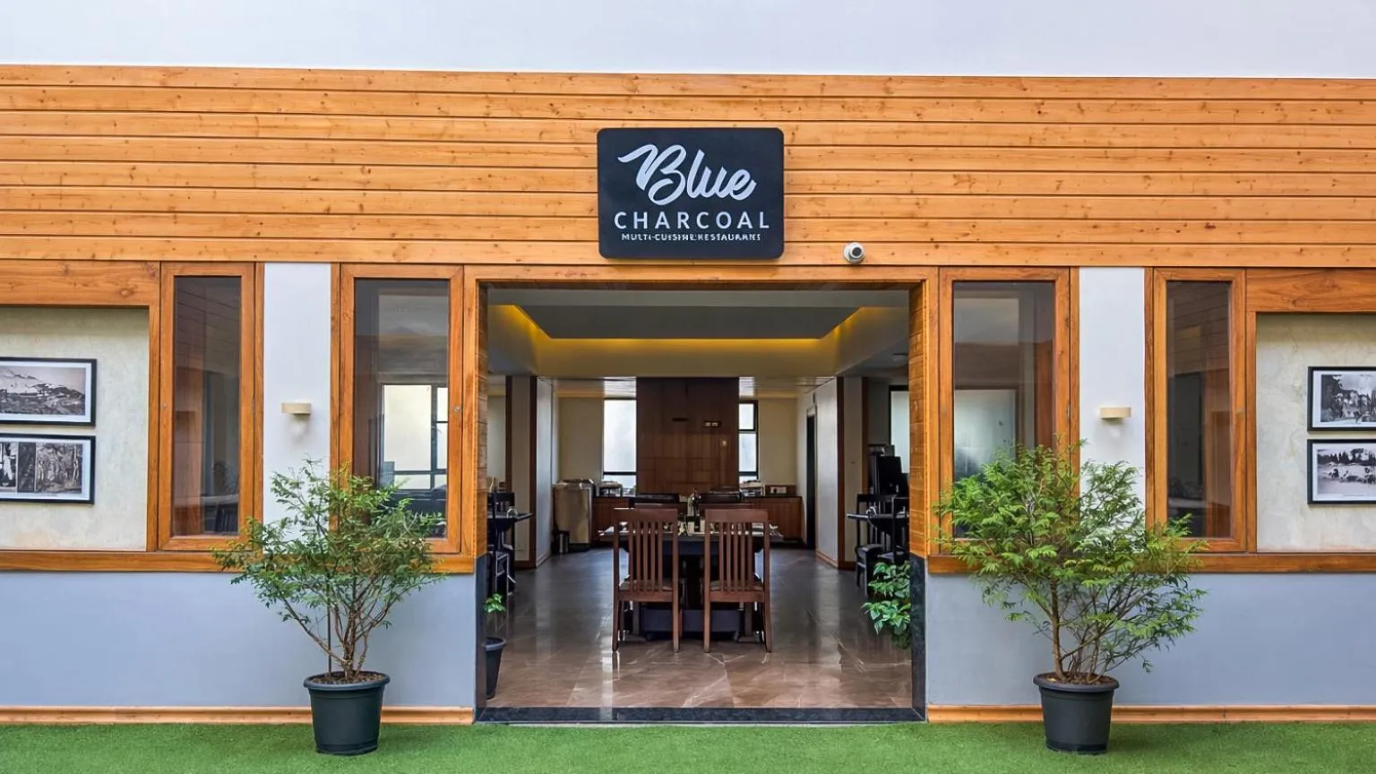 Restaurant/places to eat in Yashshree Sanderling Mall Road