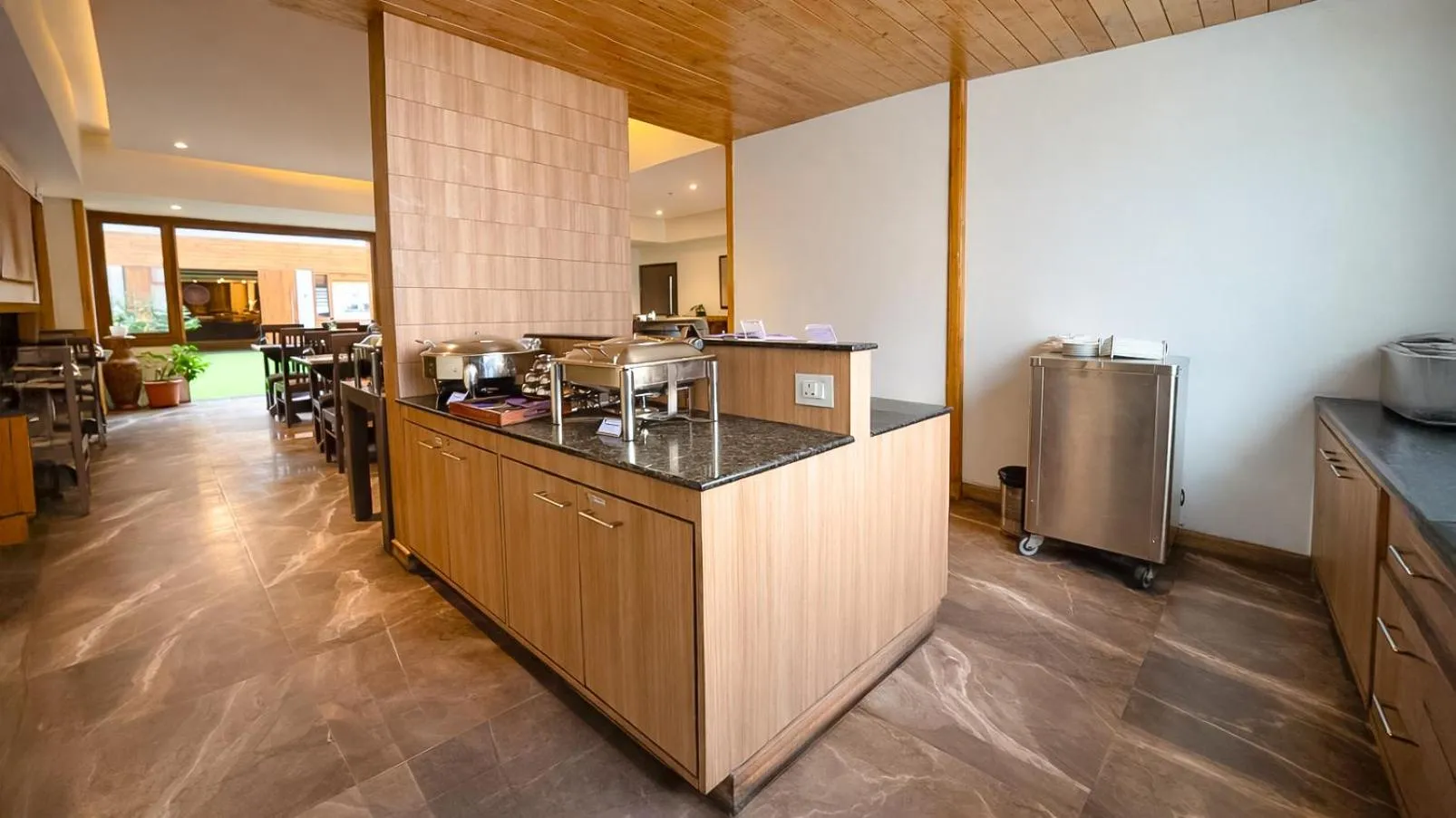 Restaurant/places to eat in Yashshree Sanderling Mall Road