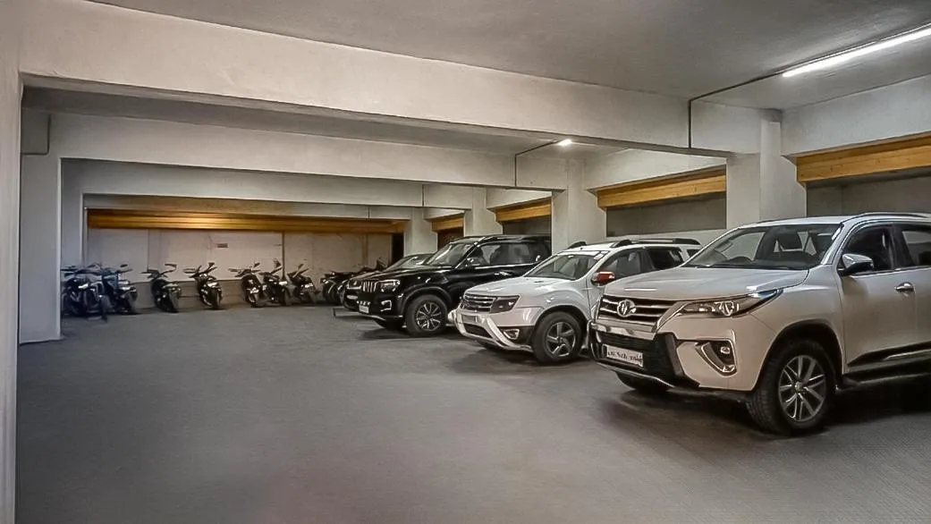 Parking in Yashshree Sanderling Mall Road