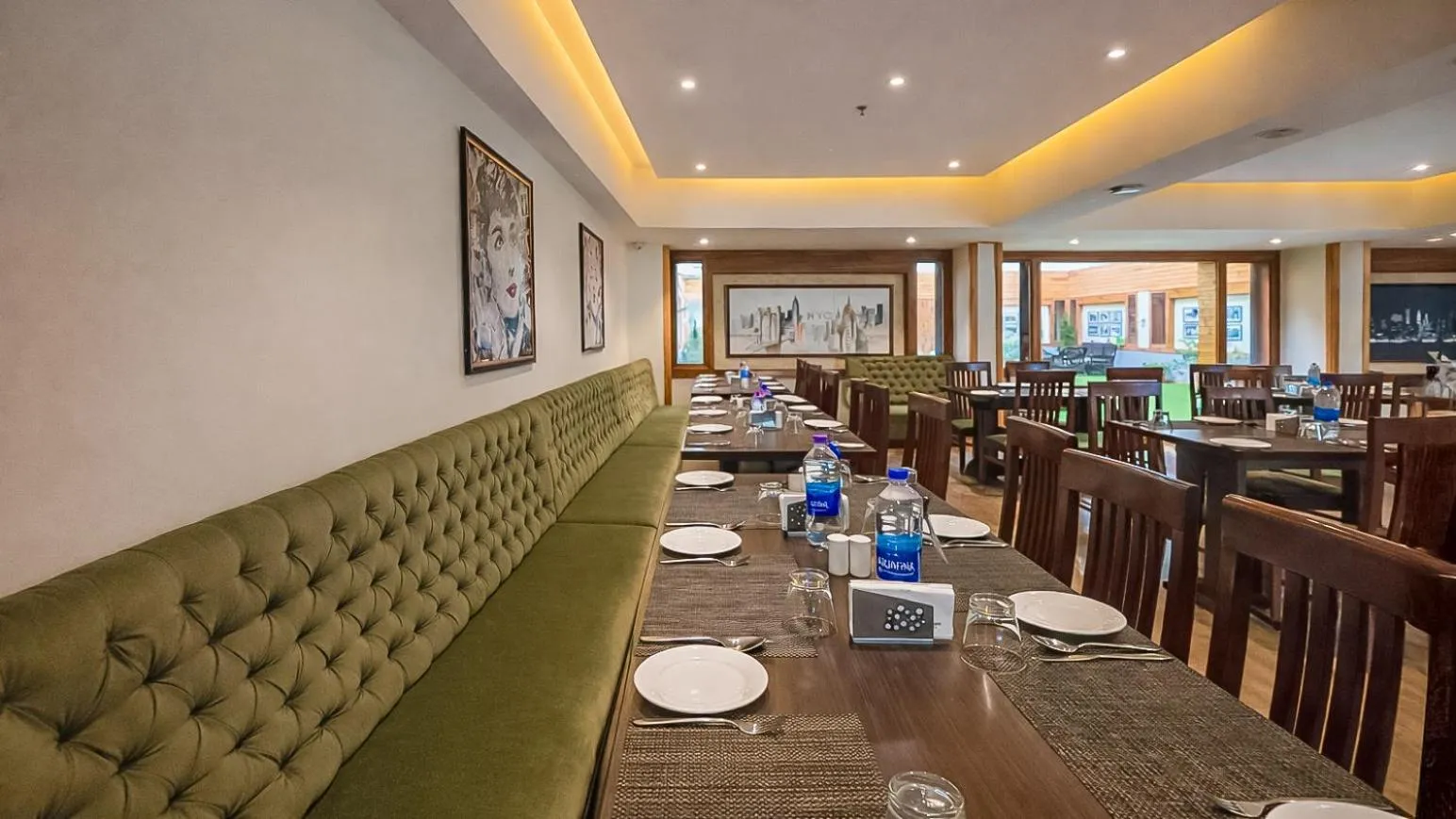 Restaurant/places to eat in Yashshree Sanderling Mall Road