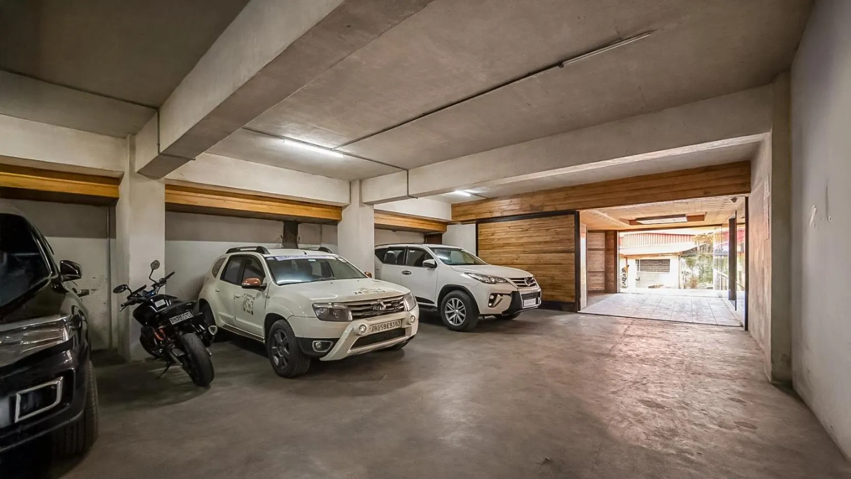 Parking in Yashshree Sanderling Mall Road