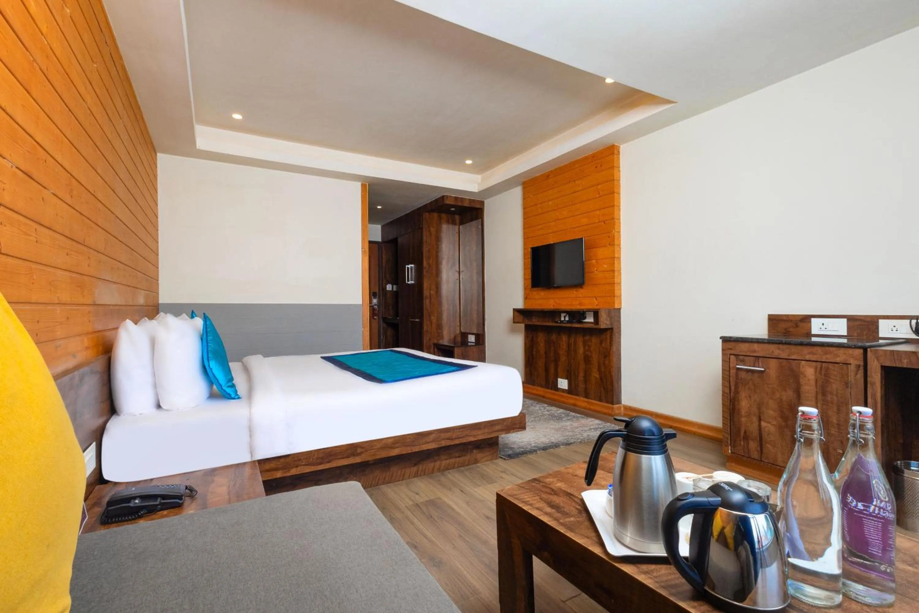 Bedroom, Bed in Yashshree Sanderling Mall Road