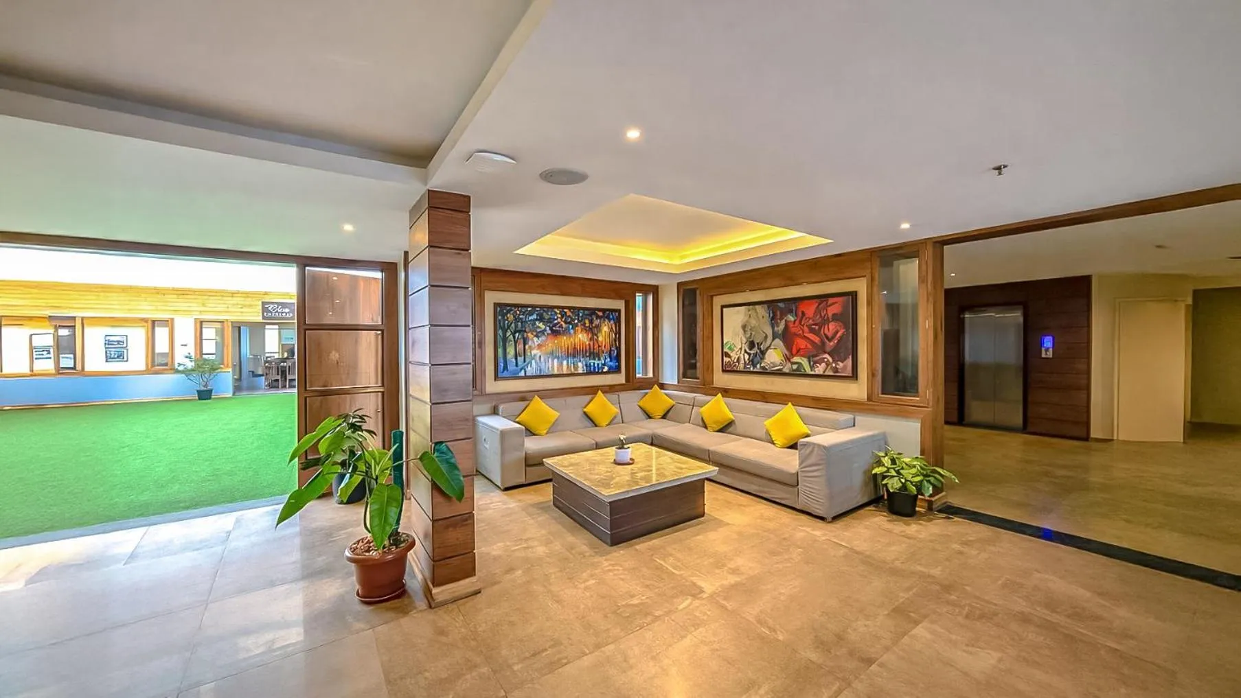 Lobby or reception in Yashshree Sanderling Mall Road