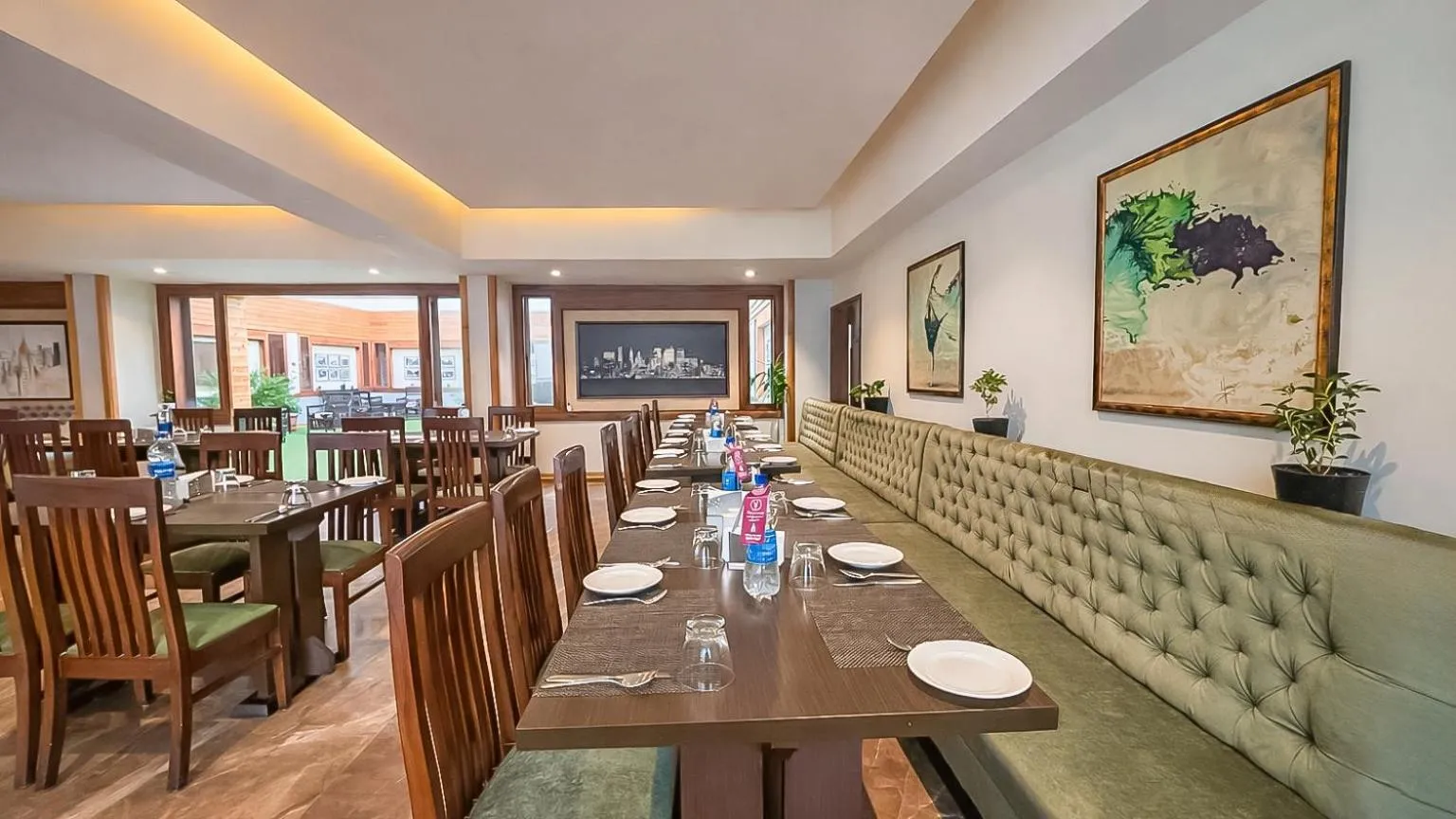 Restaurant/places to eat in Yashshree Sanderling Mall Road