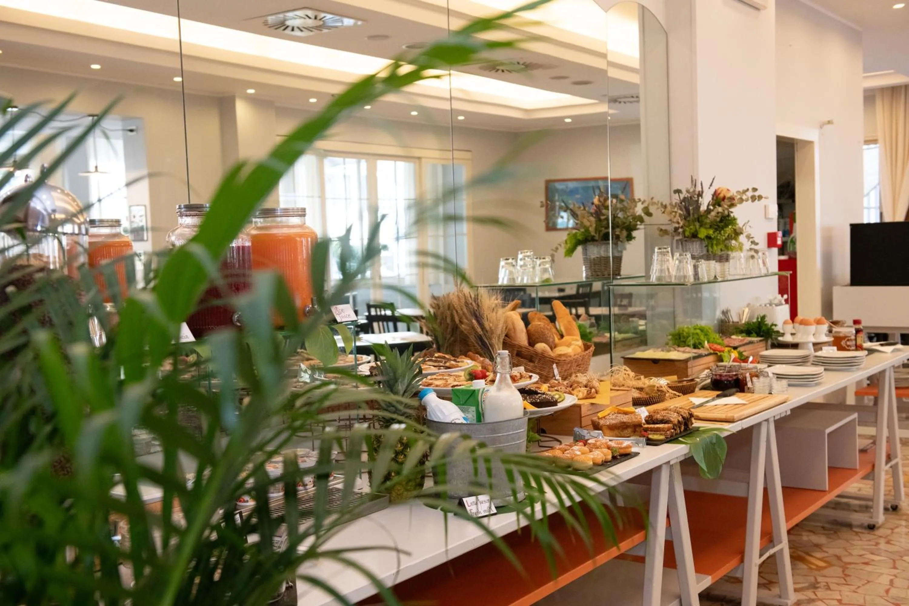 Restaurant/places to eat in Hotel Mirabella