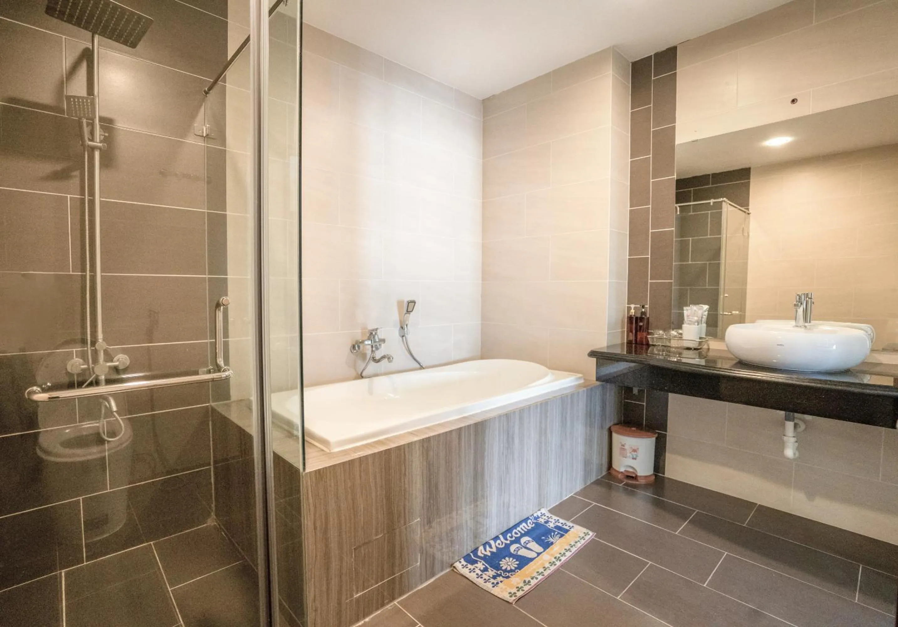 Shower in C'Lavie Hotel - Saigon Airport Hotel