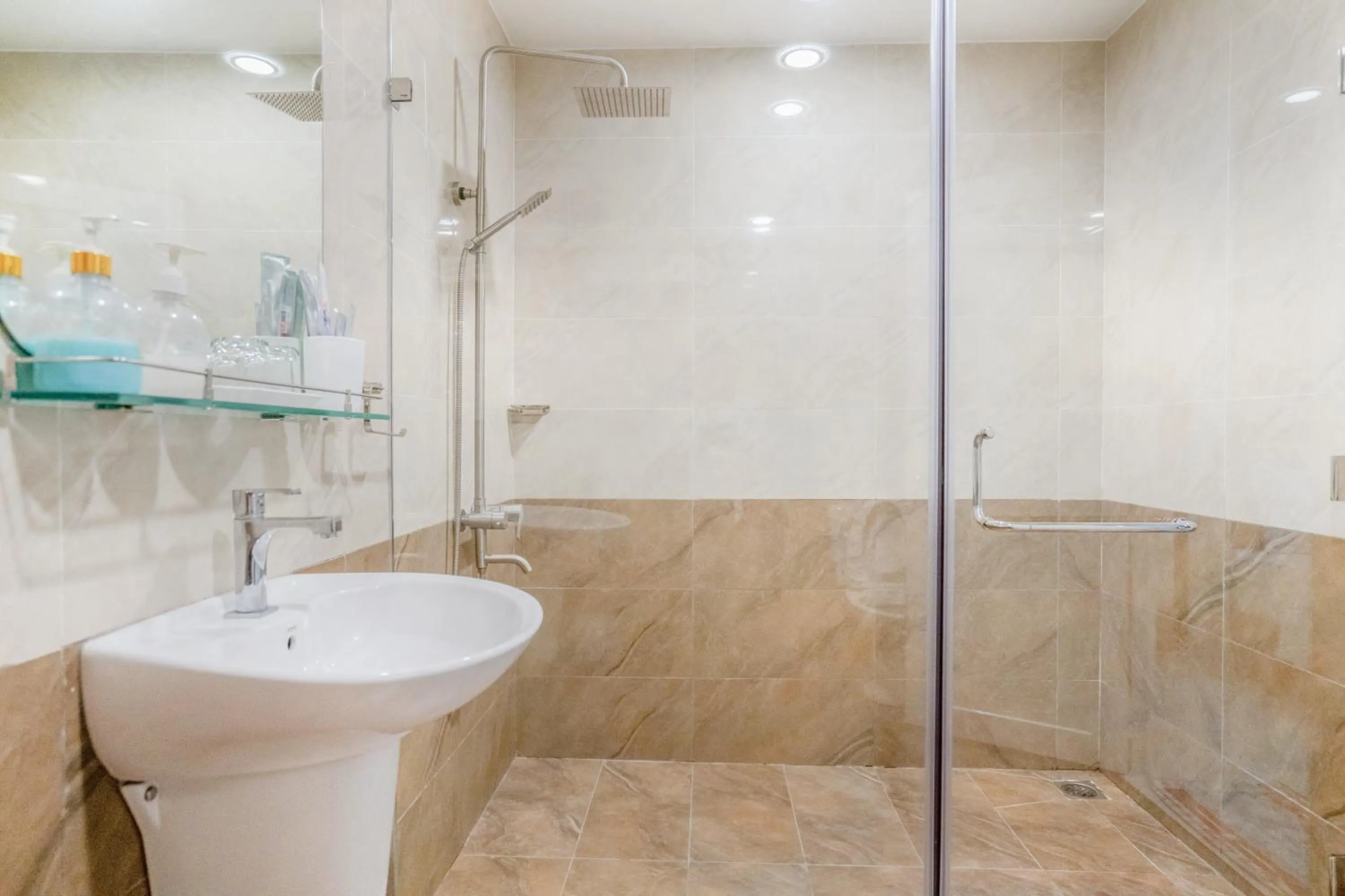 Shower in C'Lavie Hotel - Saigon Airport Hotel