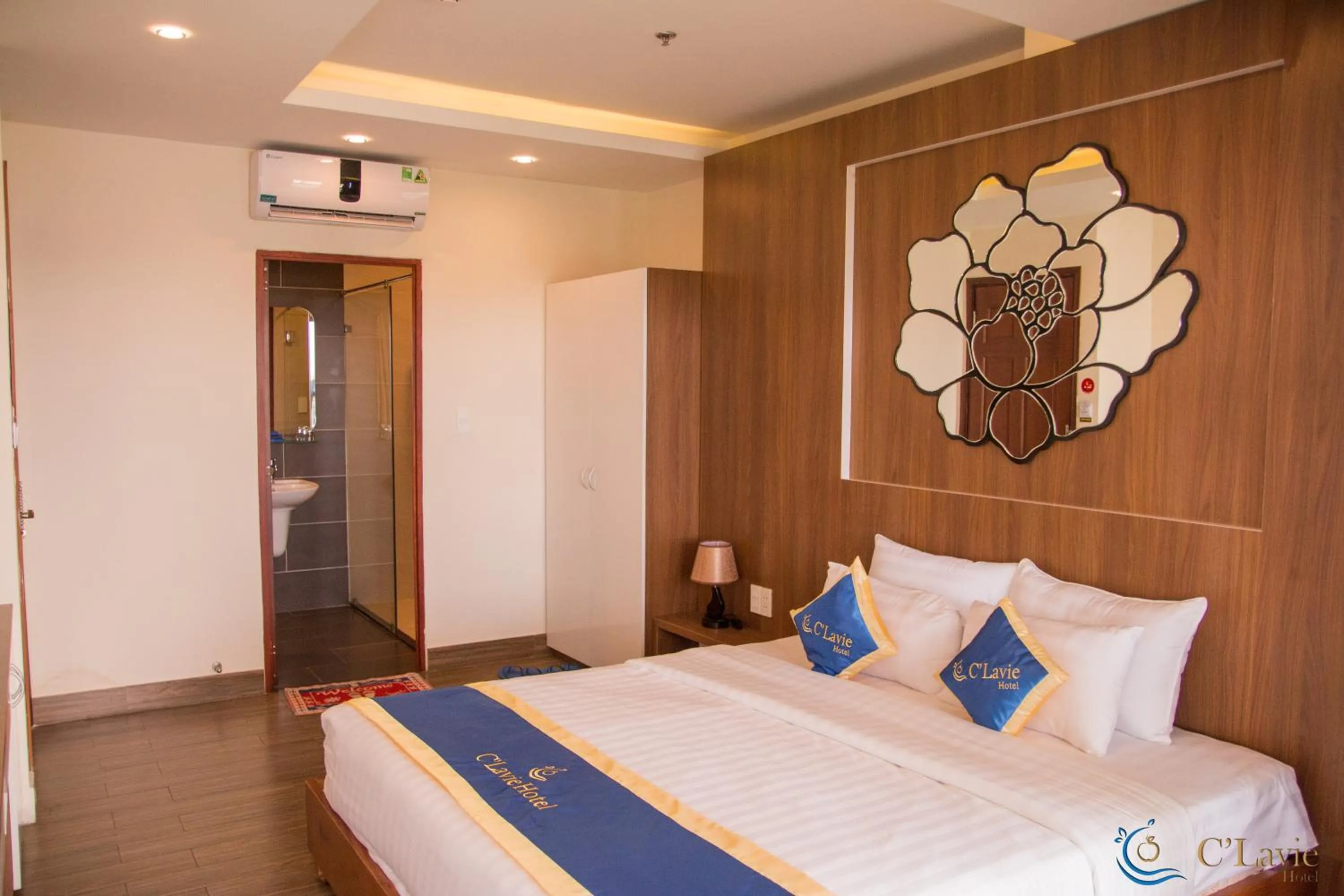 Photo of the whole room, Bed in C'Lavie Hotel - Saigon Airport Hotel
