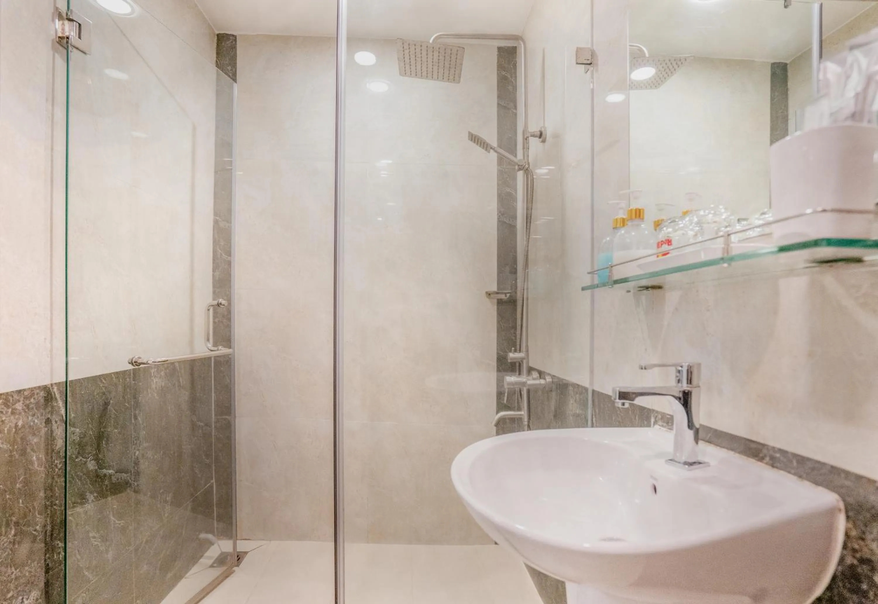 Shower in C'Lavie Hotel - Saigon Airport Hotel