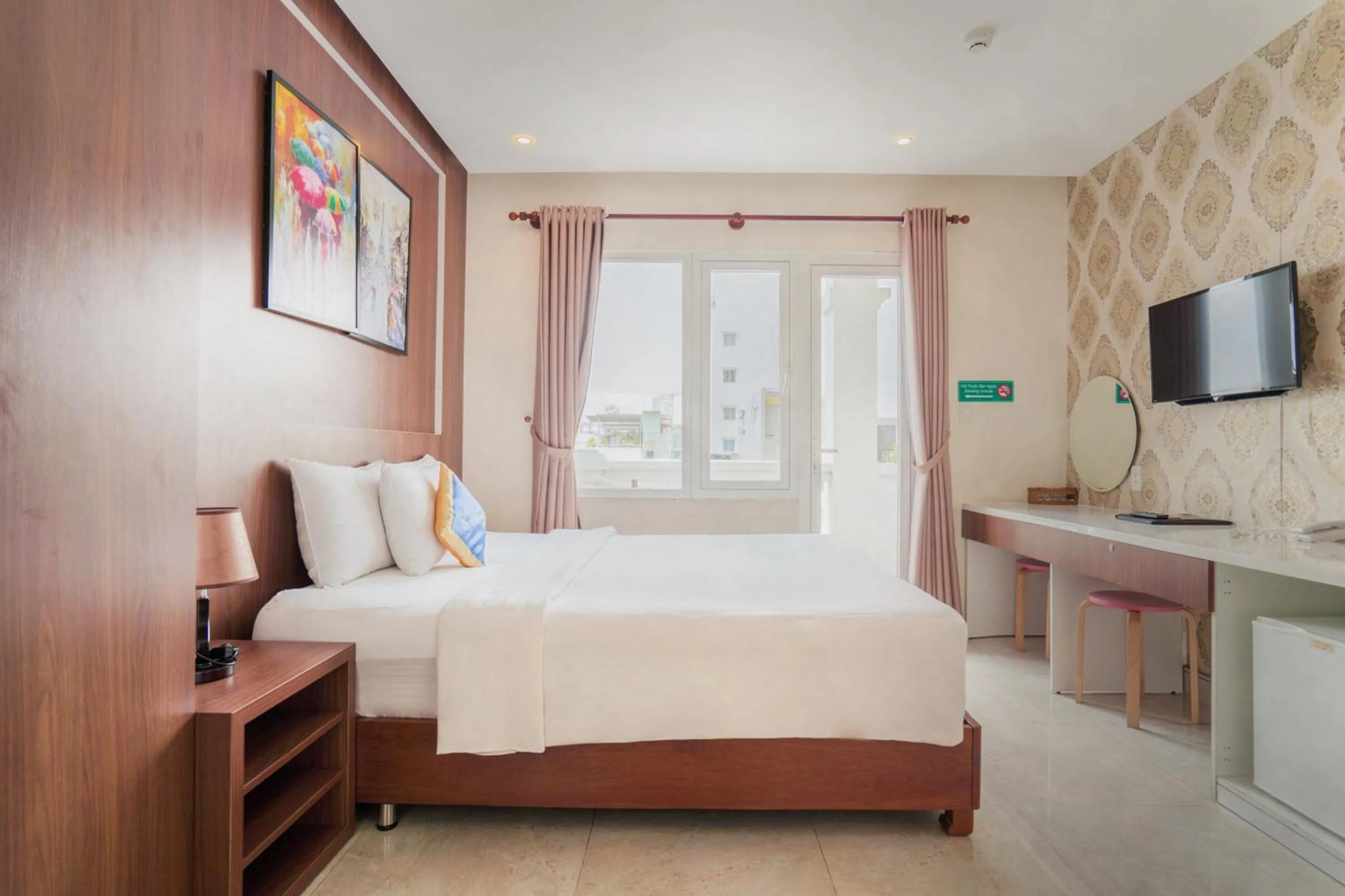 Photo of the whole room, Bed in C'Lavie Hotel - Saigon Airport Hotel