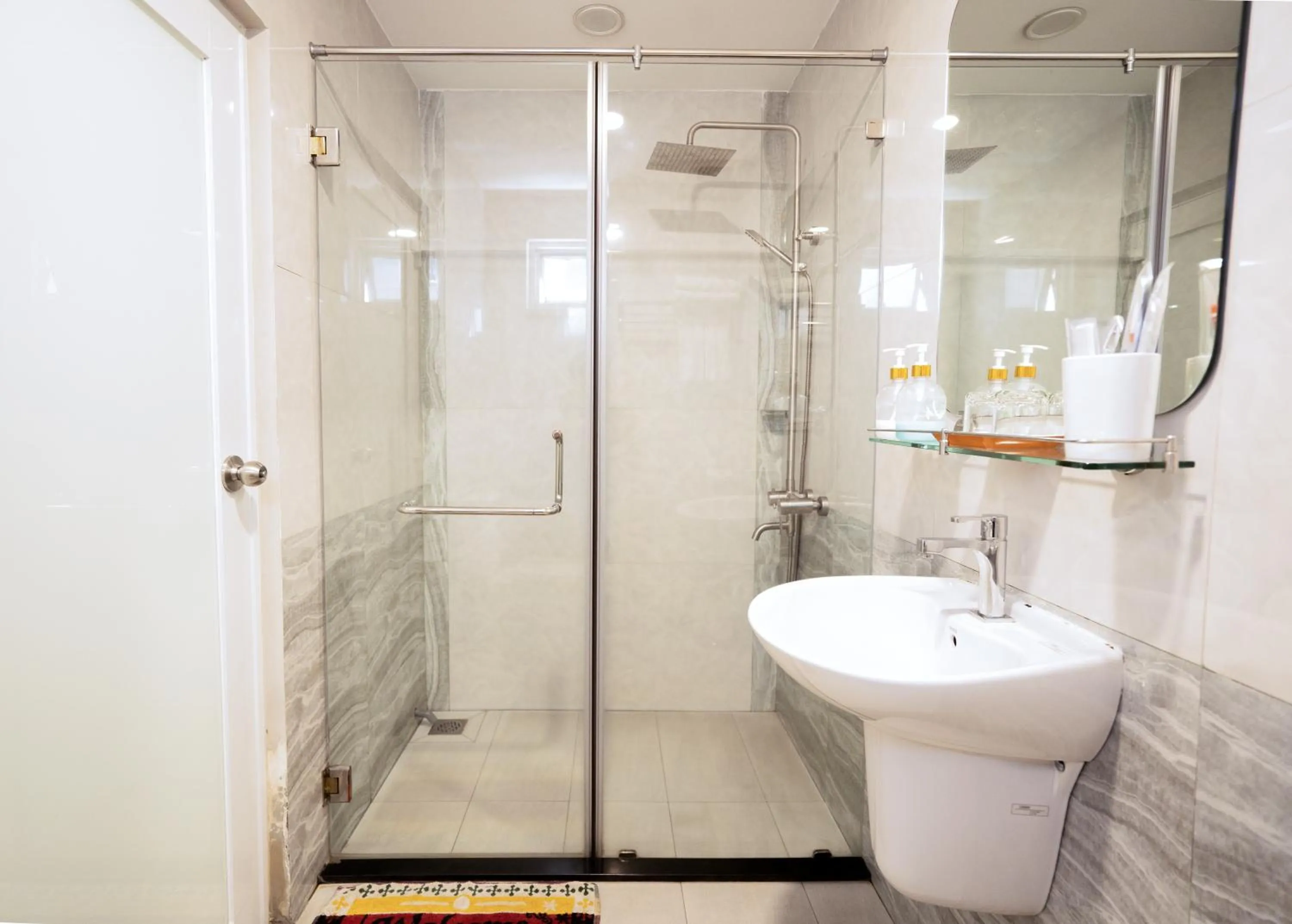 Bathroom in C'Lavie Hotel - Saigon Airport Hotel
