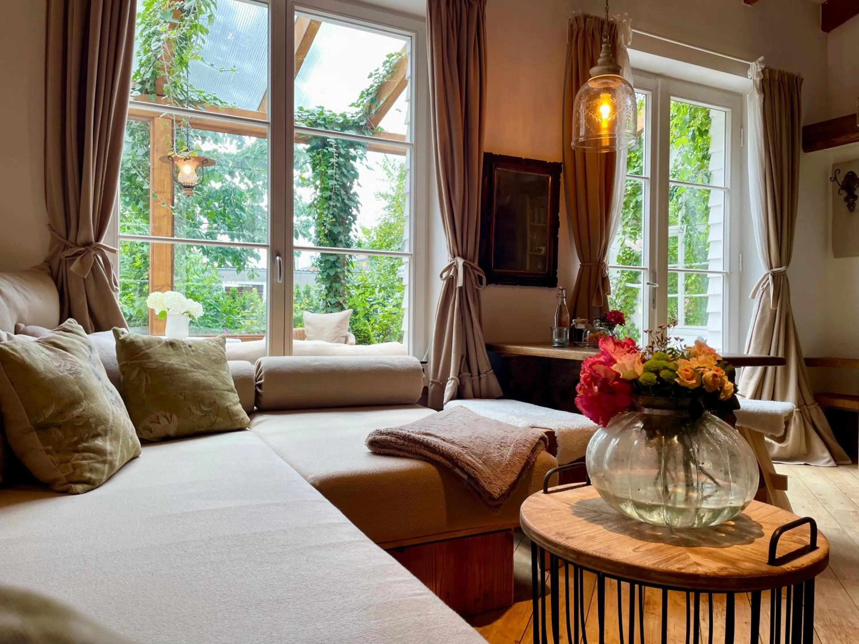 Living room, Bed in Weißt Du noch - Gästehäuser & Suiten