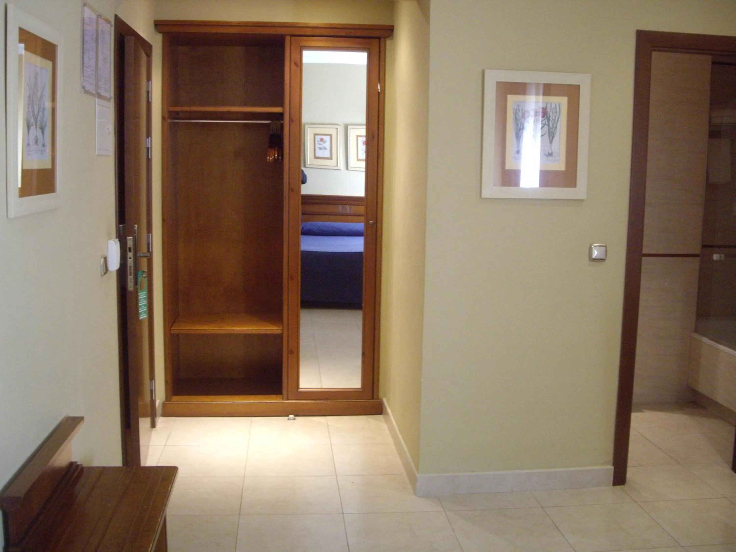 Photo of the whole room in Hotel Manolo Mayo