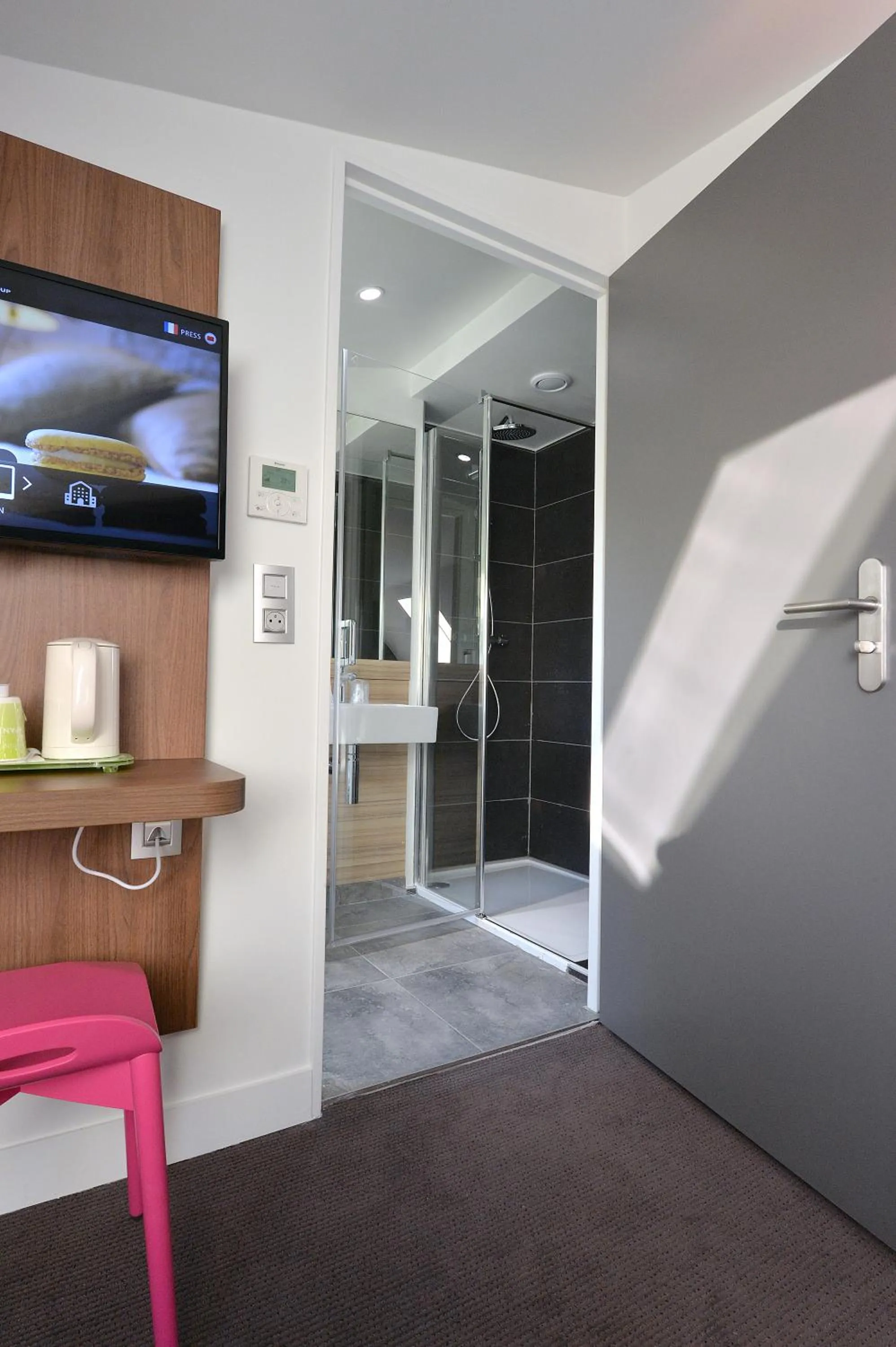 Bathroom in CAMPANILE PARIS - Clichy Centre