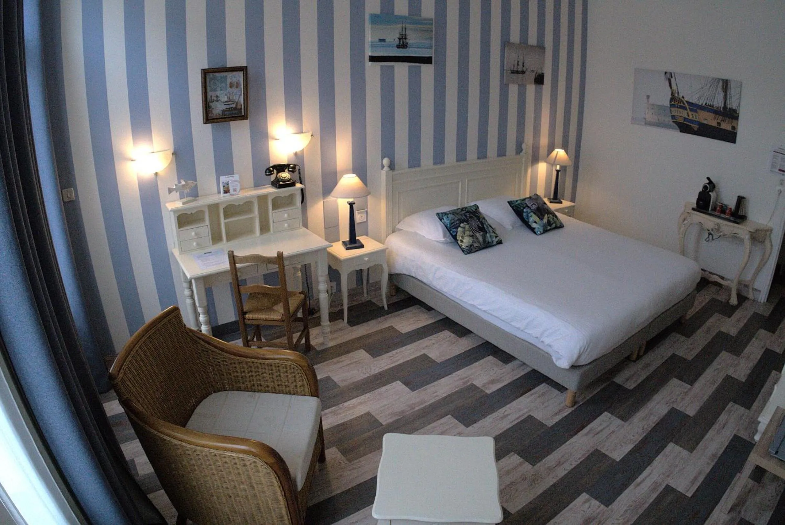 View (from property/room), Bed in The Originals Boutique, Hôtel Roca-Fortis, Rochefort