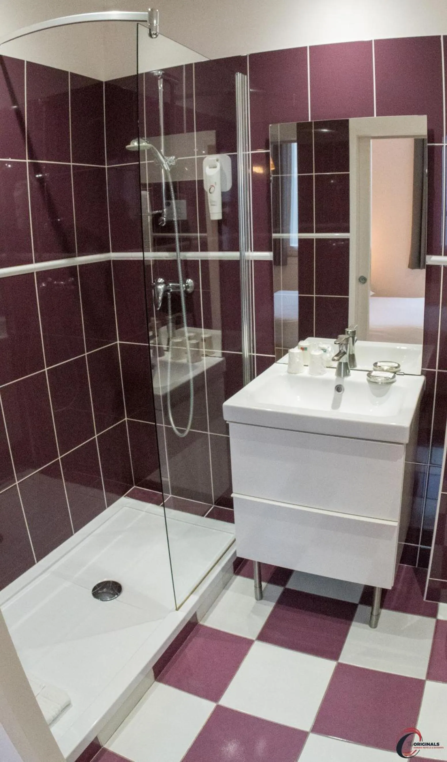 Shower in The Originals Boutique, Hôtel Roca-Fortis, Rochefort