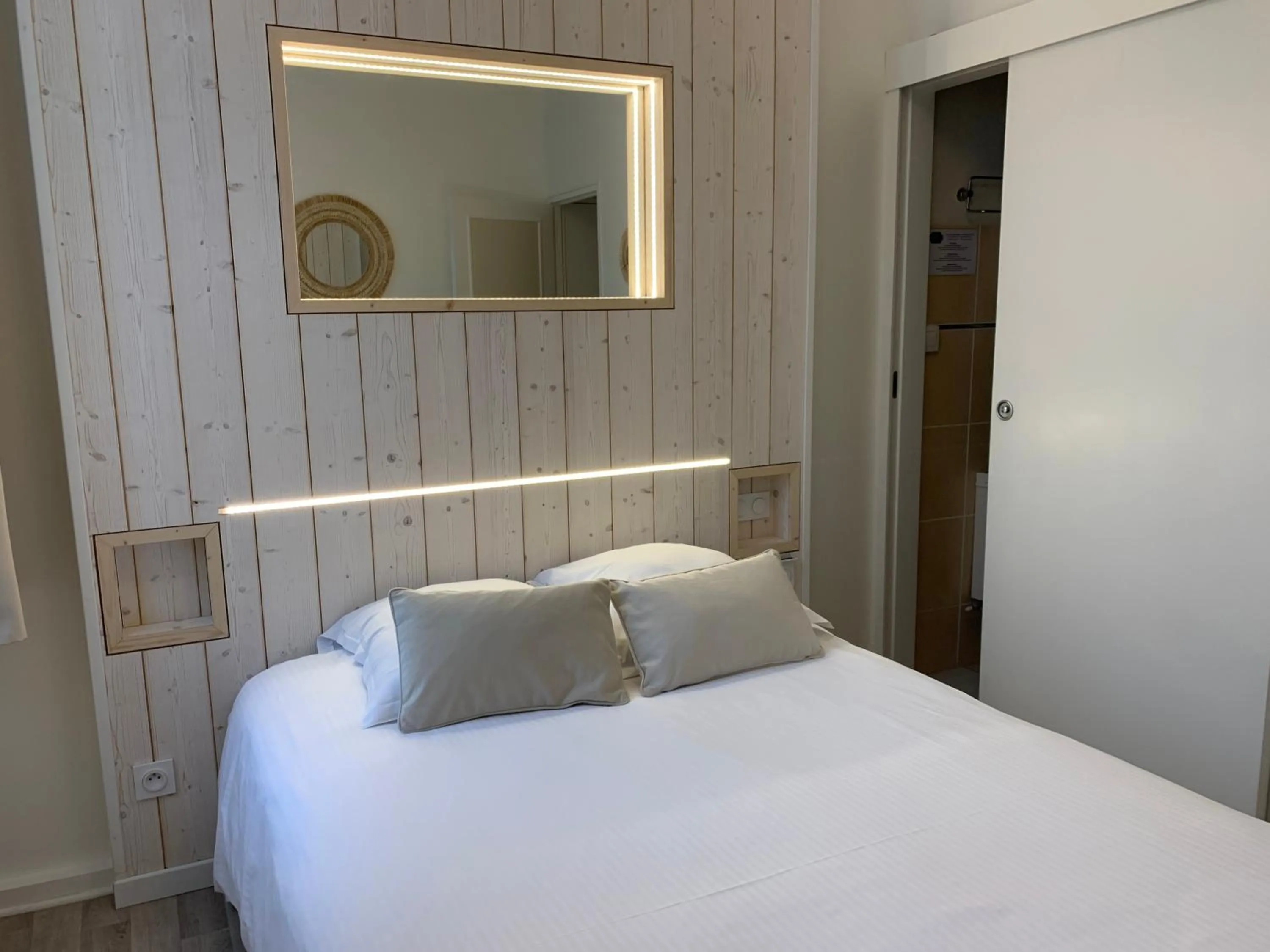 View (from property/room), Bed in The Originals Boutique, Hôtel Roca-Fortis, Rochefort