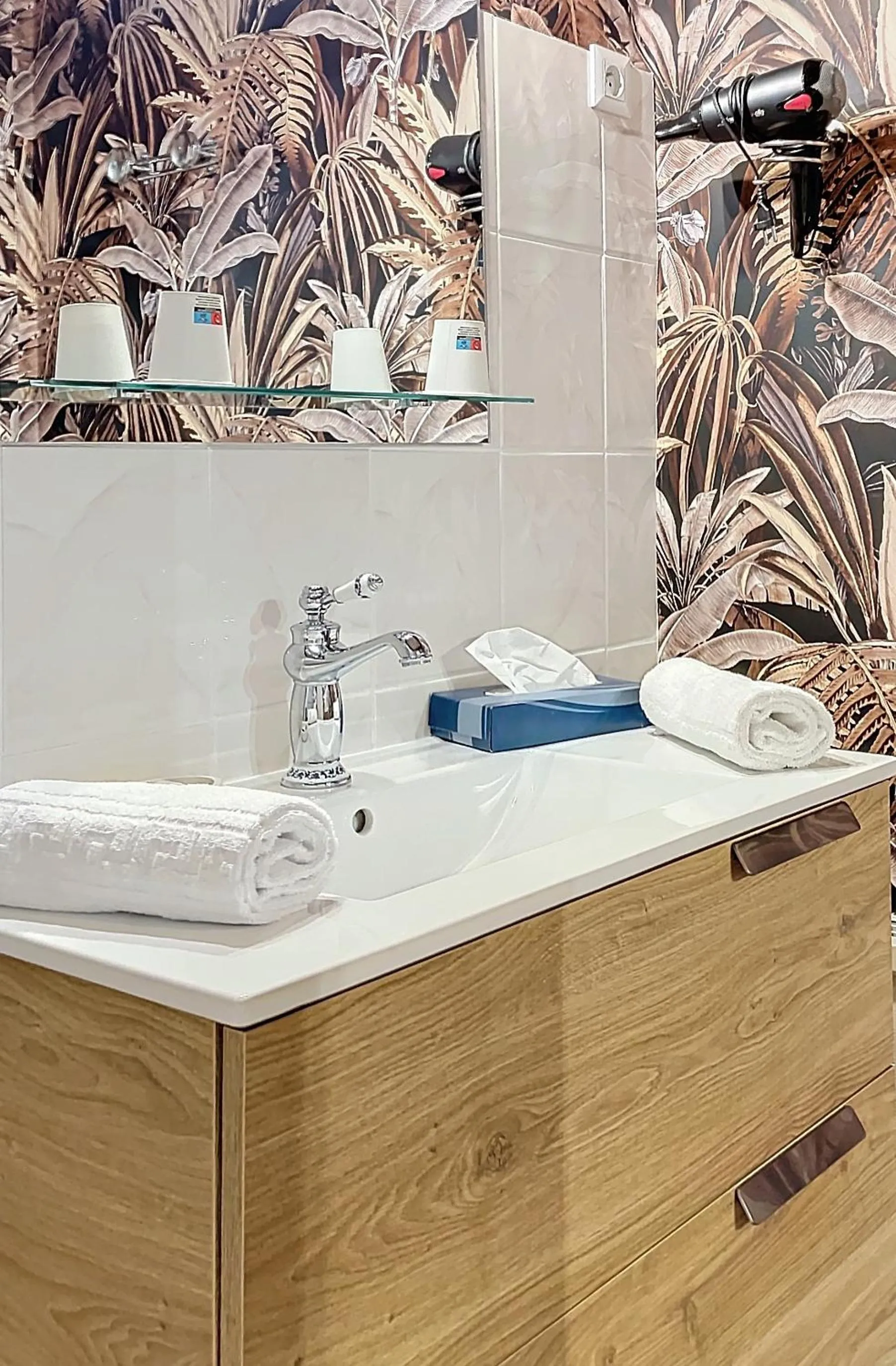 Bathroom in The Originals Boutique, Hôtel Roca-Fortis, Rochefort