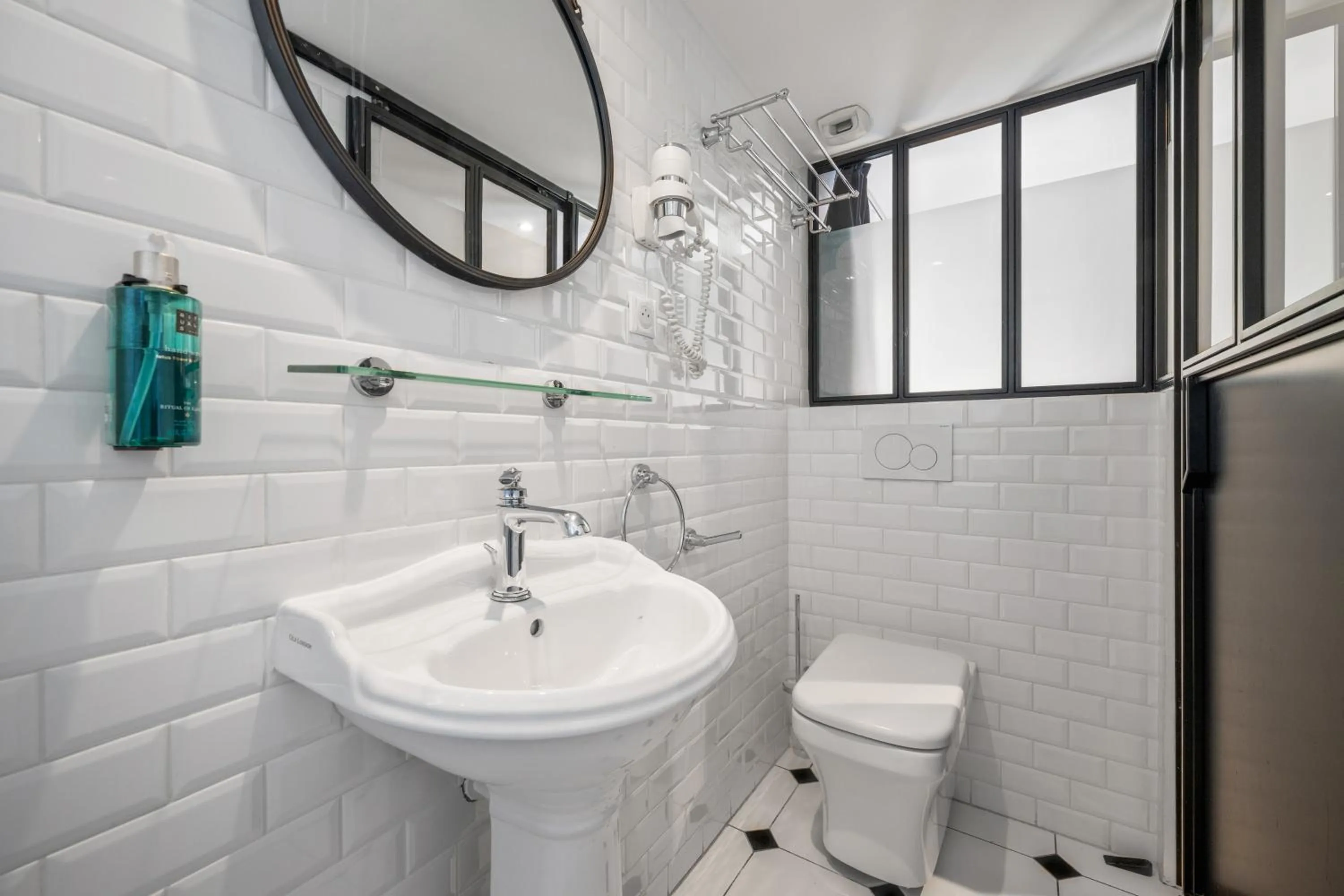 Toilet in Arome Hôtel