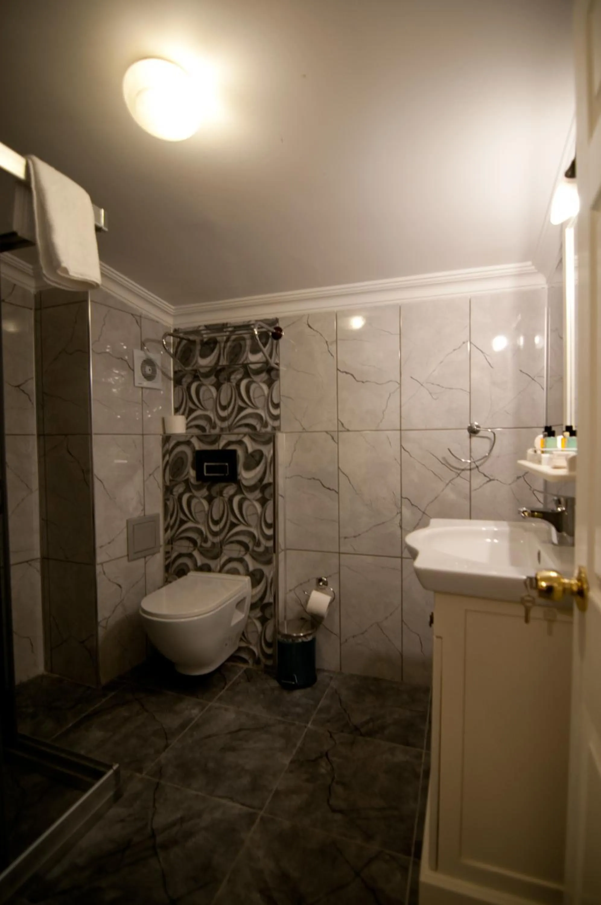 Shower in Mevlana Hotel