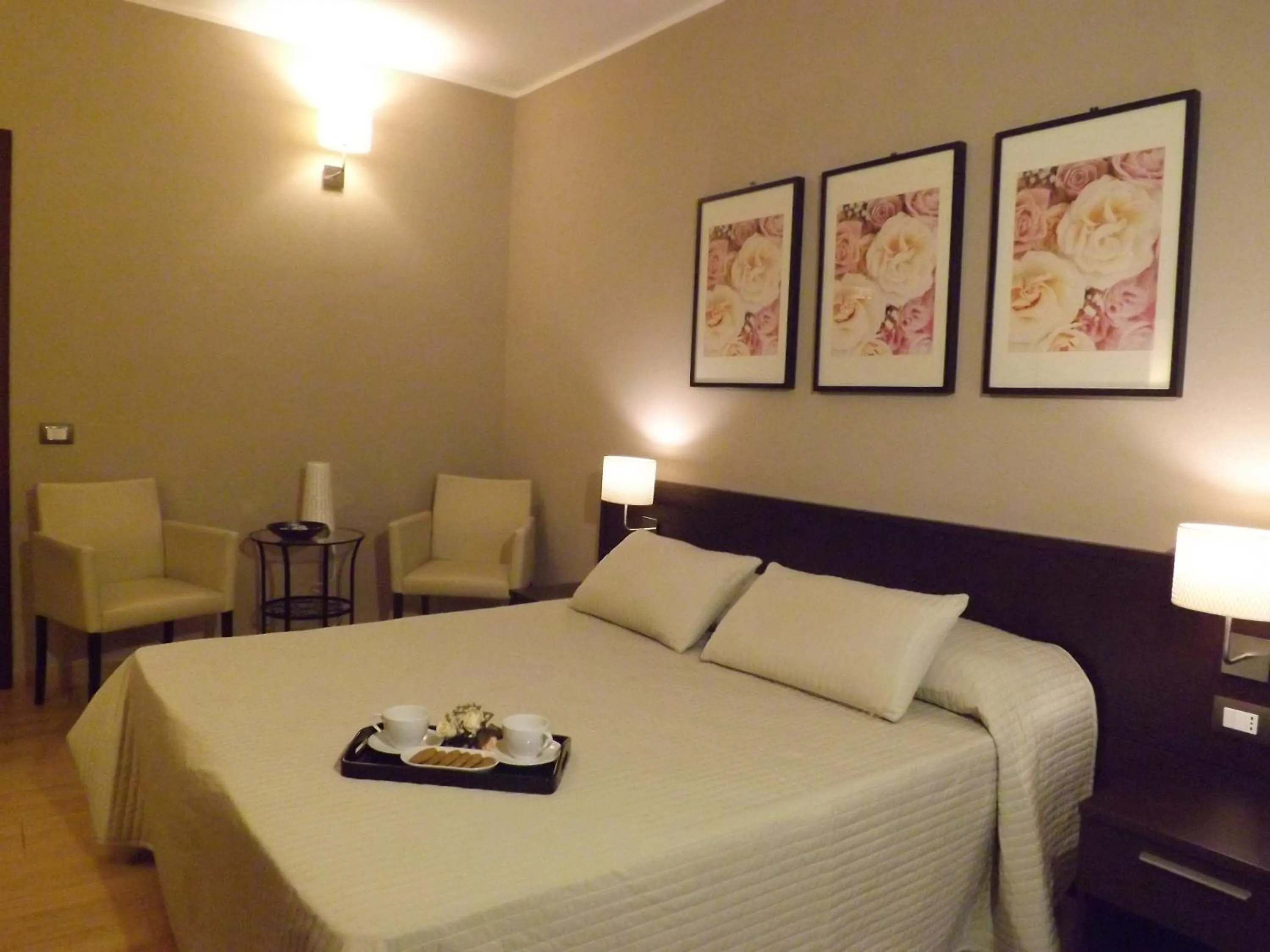 Photo of the whole room, Bed in La Maison Des Rêves