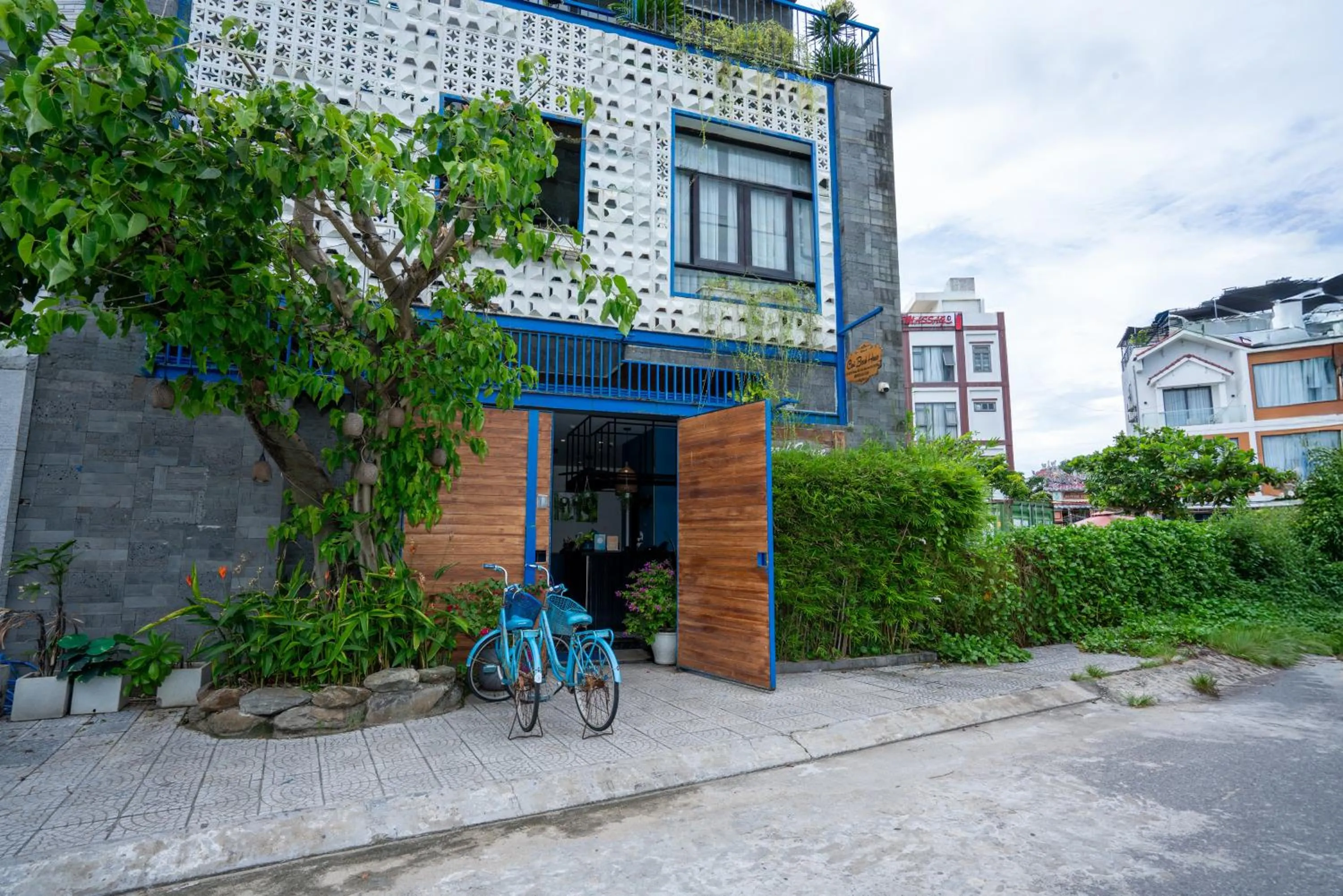 Facade/entrance in Cani Beach House