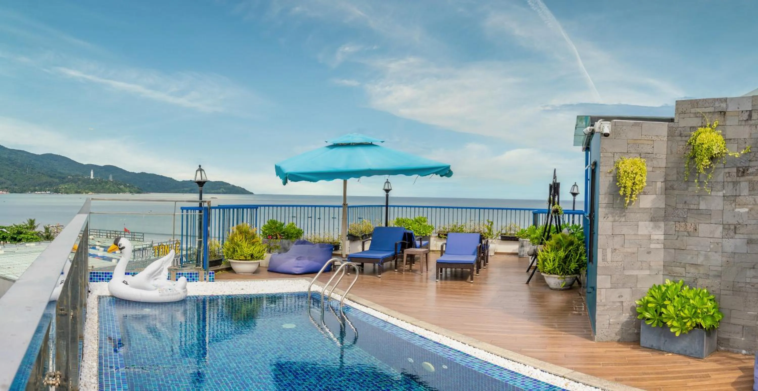 Swimming pool in Cani Beach House