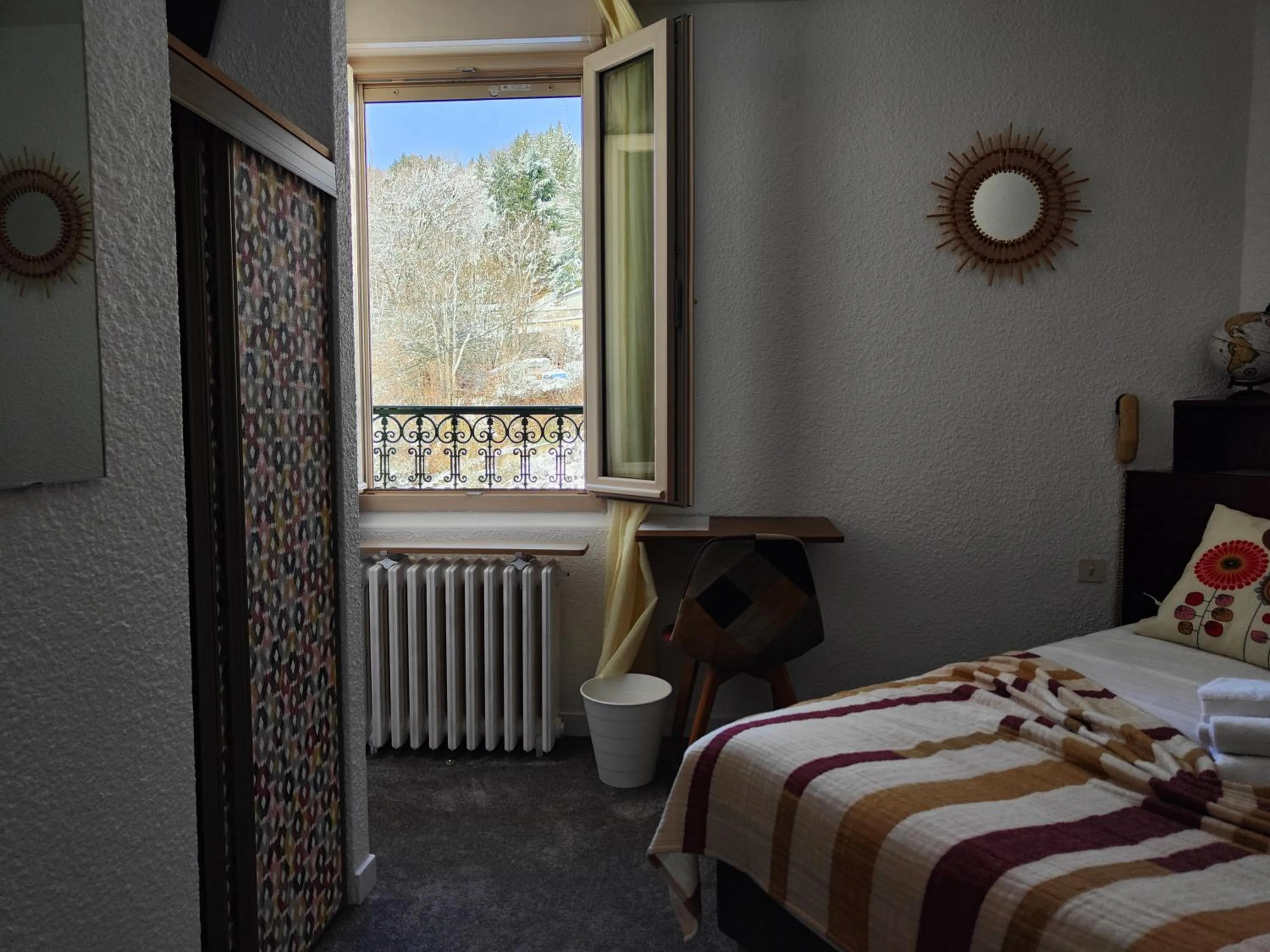 Photo of the whole room, Bed in Hotel Au Val Doré