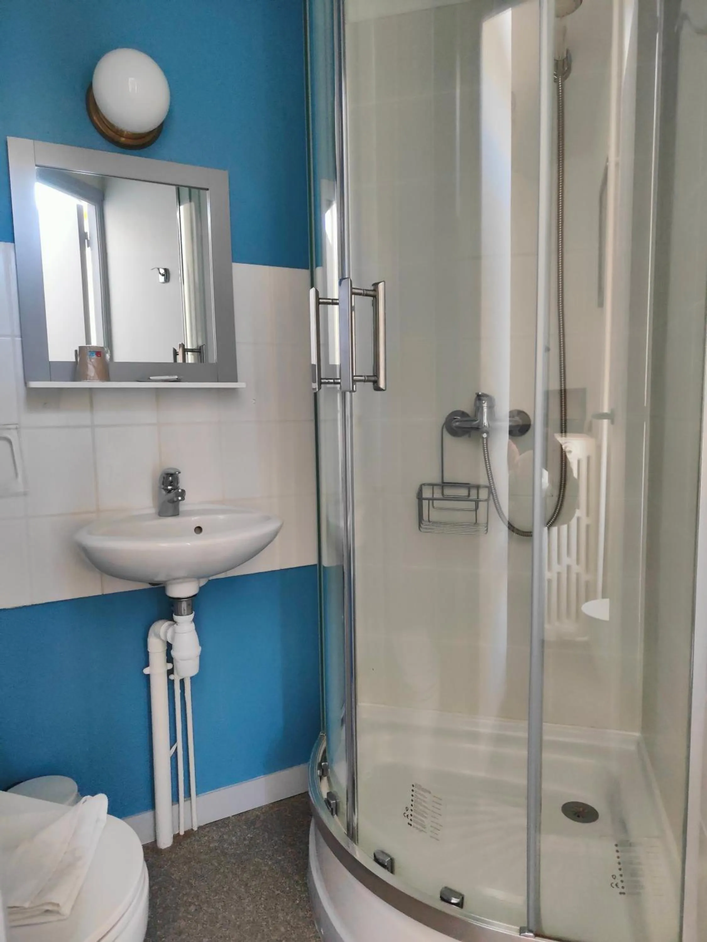 Shower in Hotel Au Val Doré