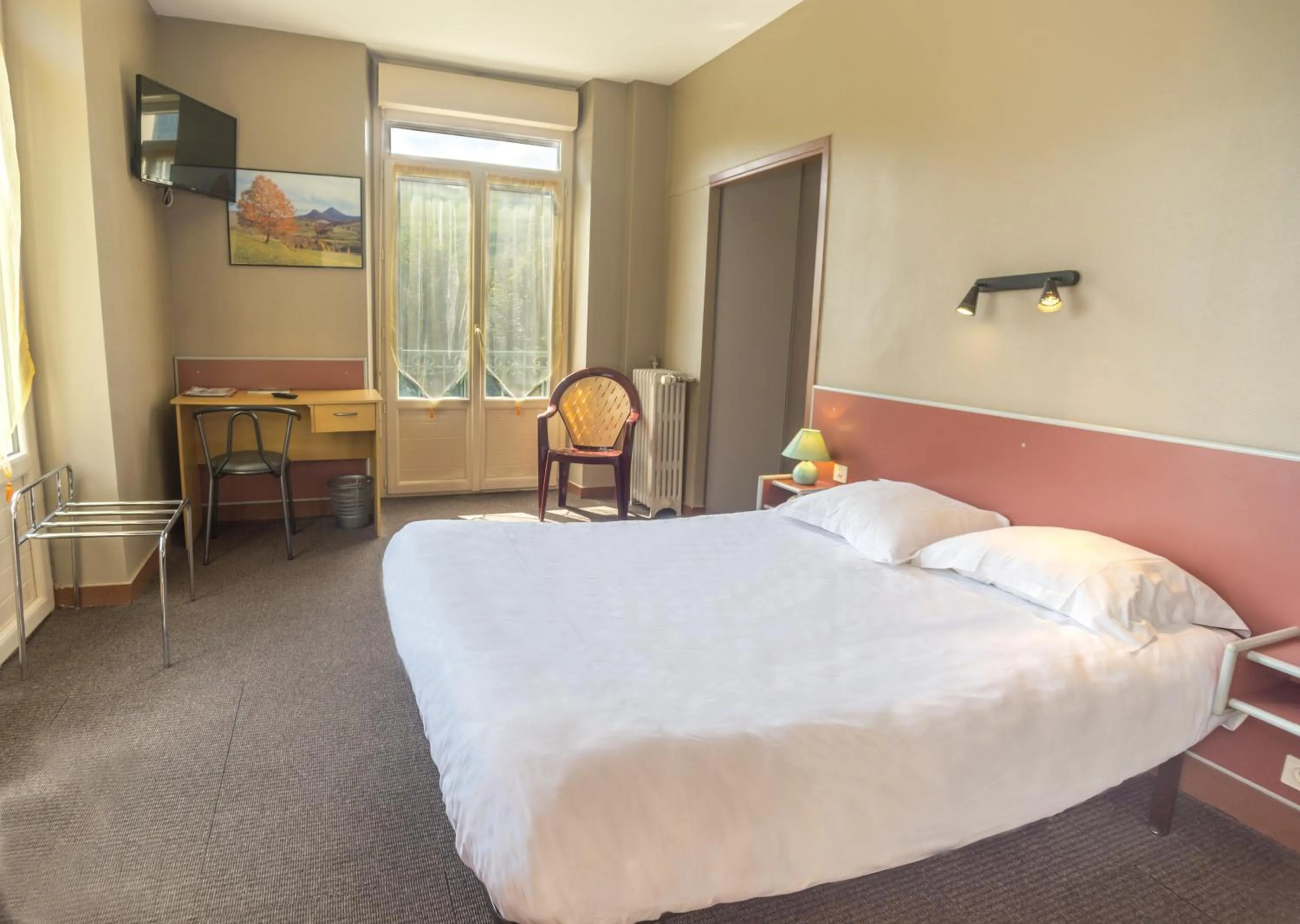 Photo of the whole room, Bed in Hotel Au Val Doré