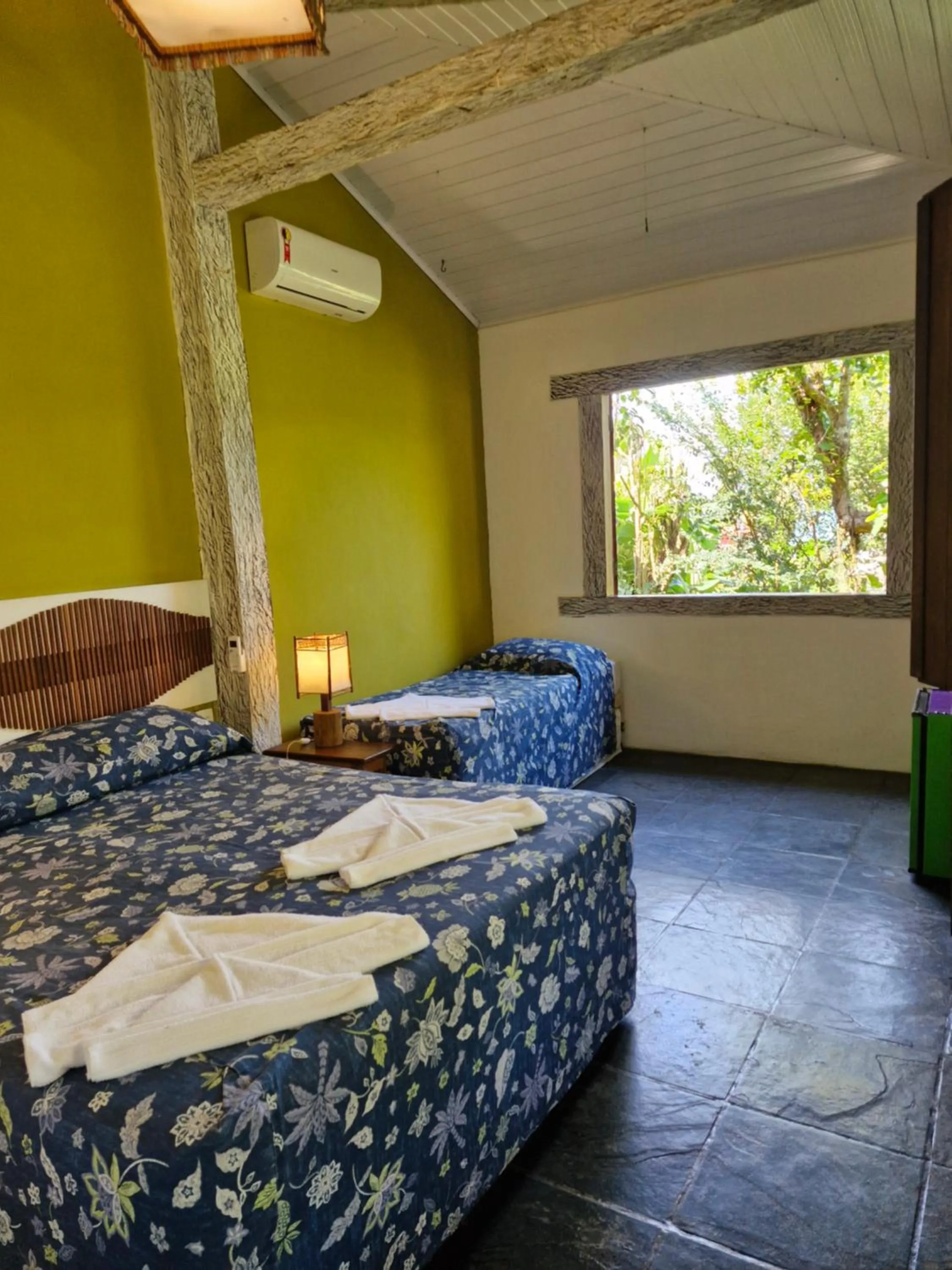 Photo of the whole room, Bed in Pousada Bucaneiros