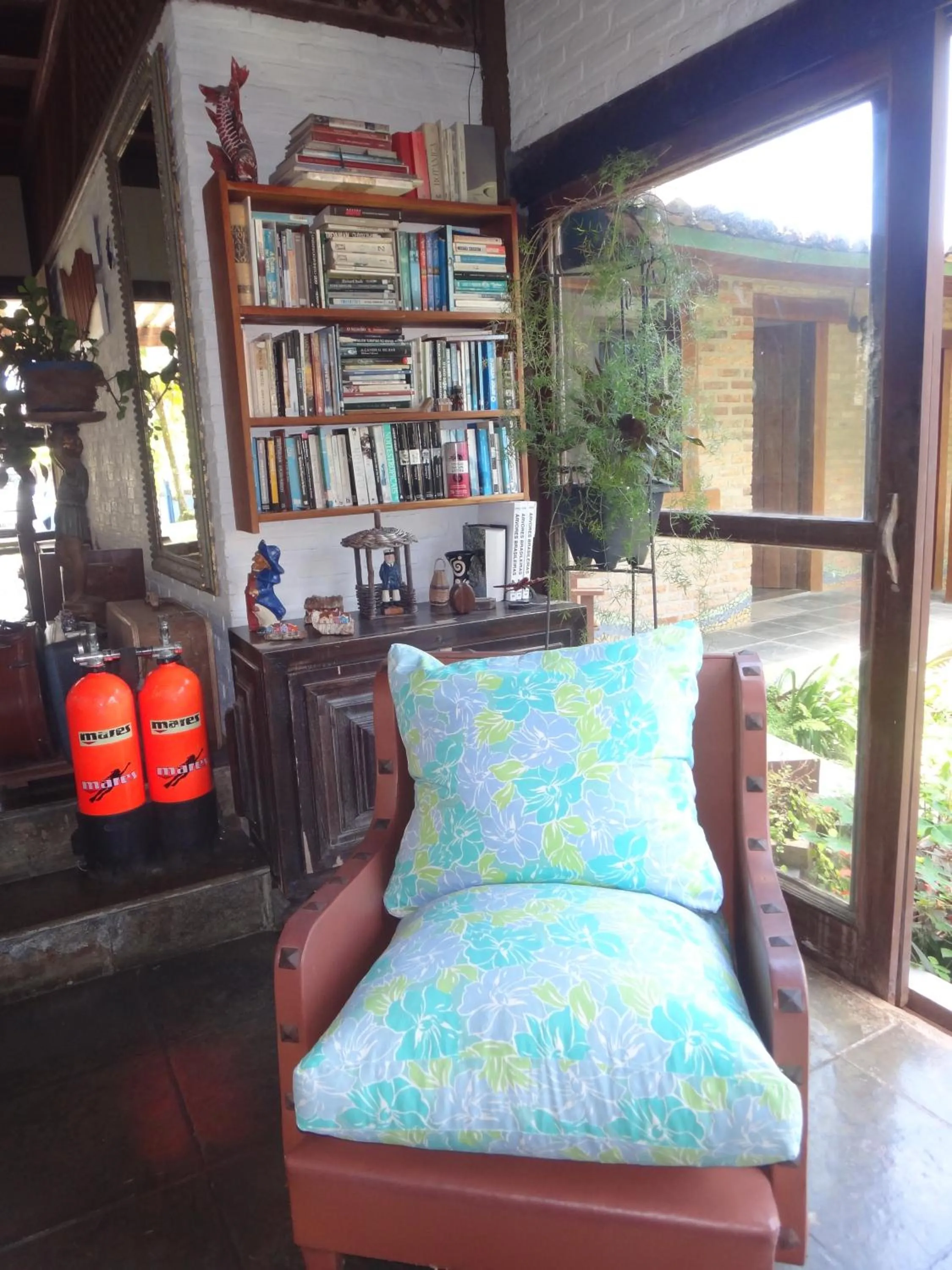 Library in Pousada Bucaneiros