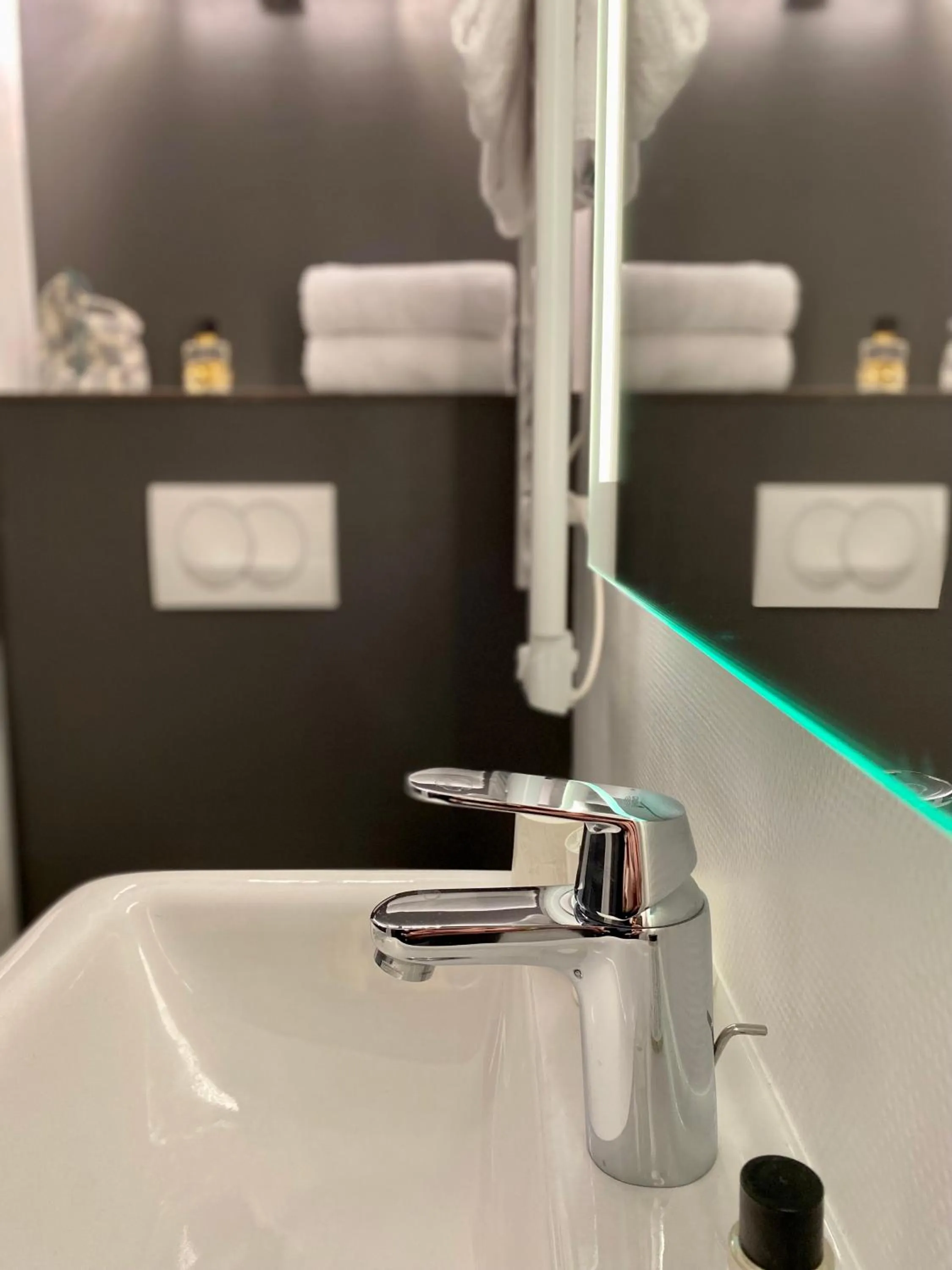 Bathroom in The Originals City, Angers Sud, Le Village 49