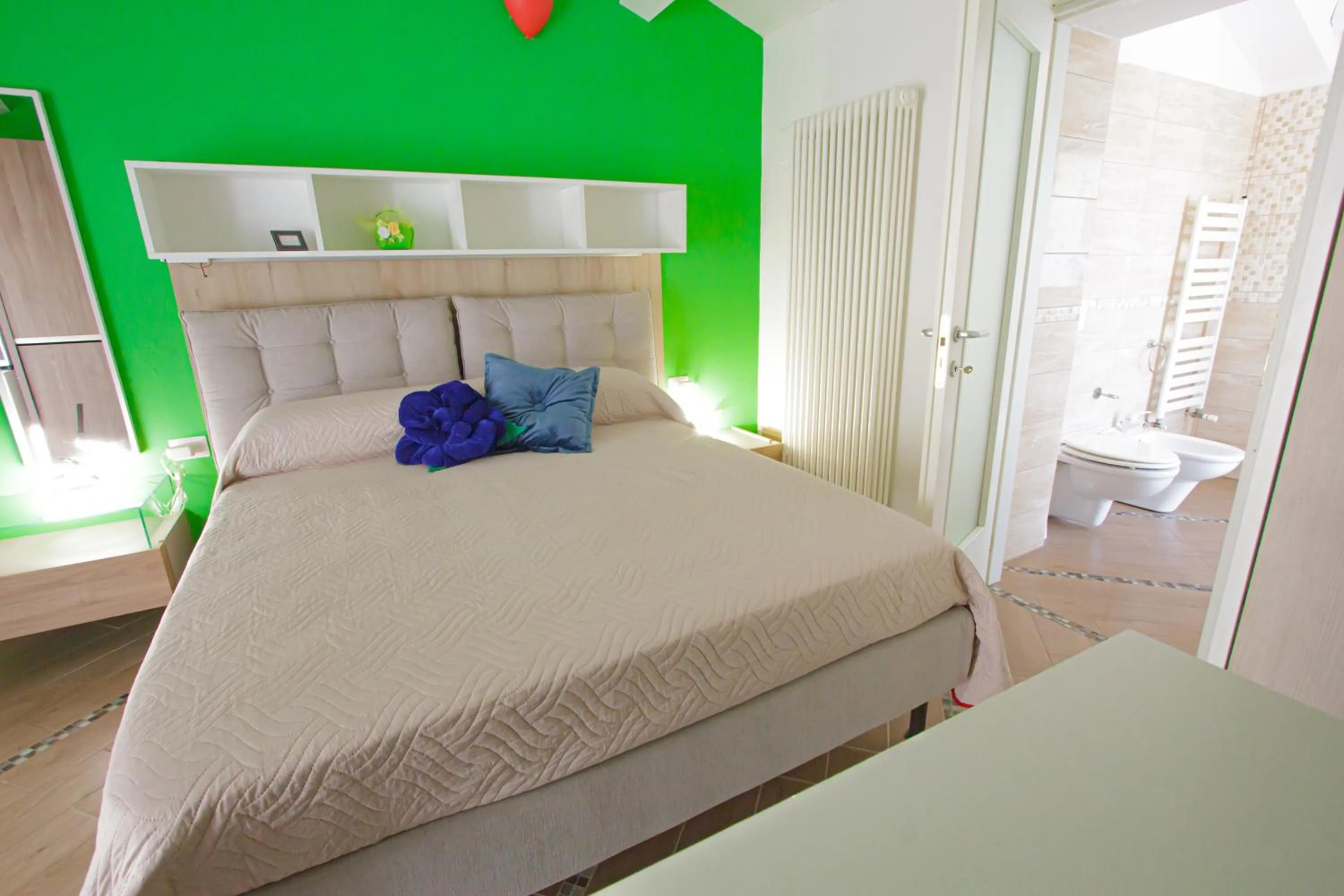 Photo of the whole room, Bed in Eden Lilli B&B