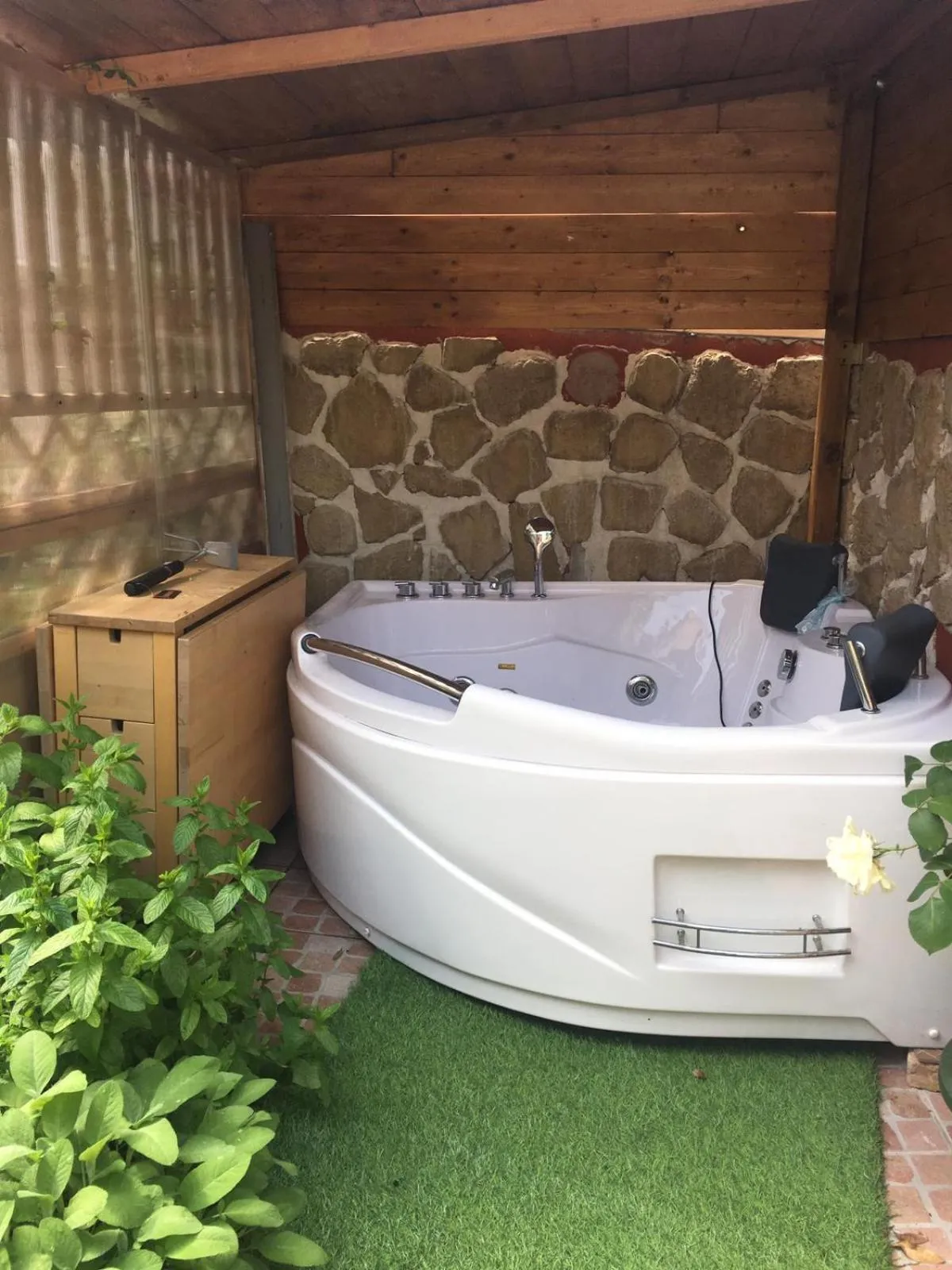 Hot Tub in Eden Lilli B&B