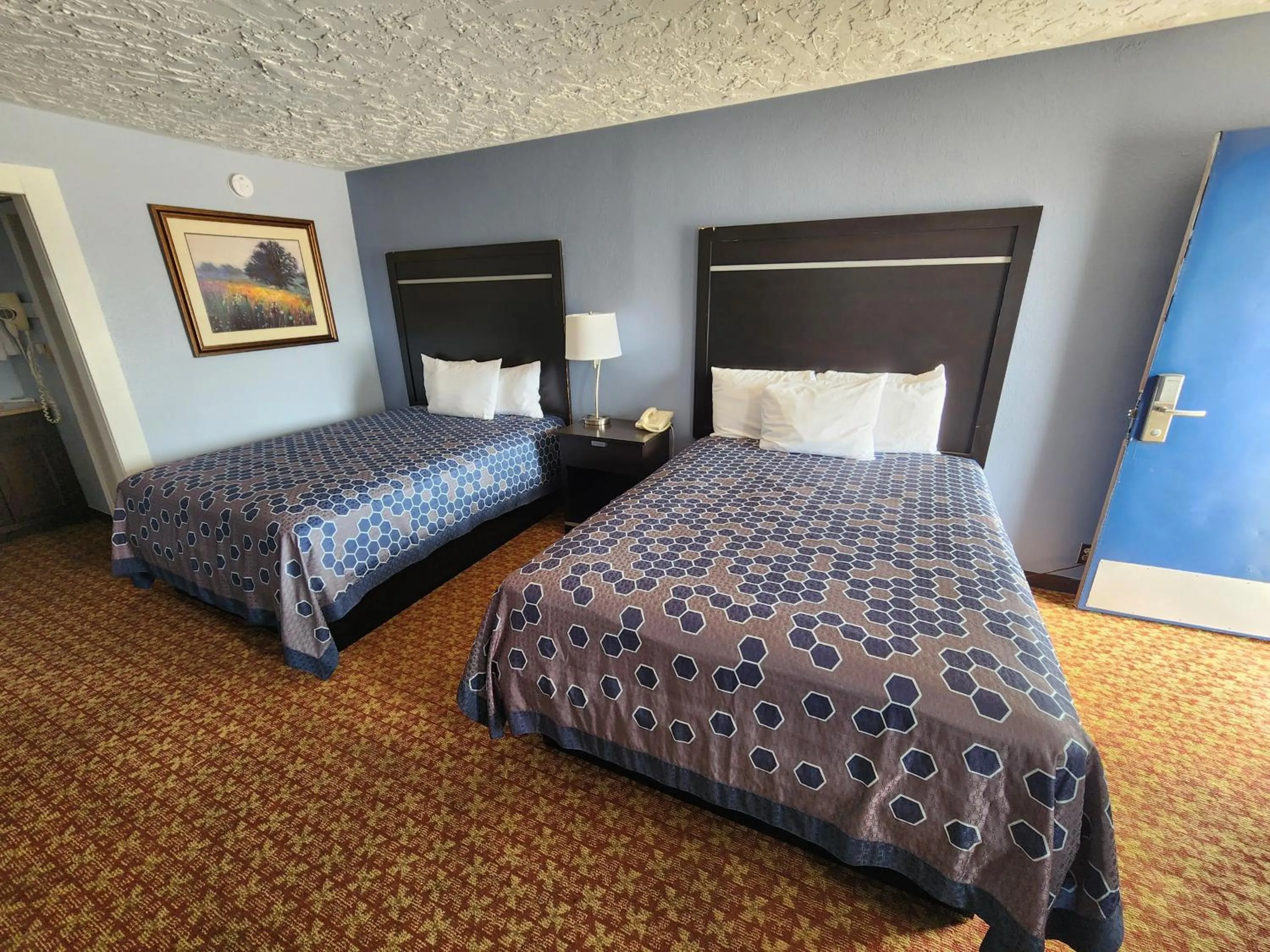 Bed in Carthage Inn